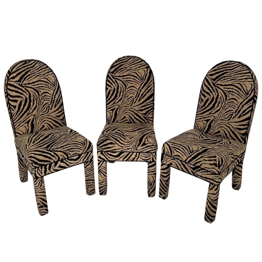 Vintage 1980's Satz von 6 gepolsterten Parsons Stil Esszimmerstühle

Gepolstert mit abstraktem Zebradruck-Stoff

Diese Stühle sind in insgesamt sehr gutem Zustand mit geringfügigen Verschleiß im Einklang mit Alter und Nutzung

Die Stühle tragen
