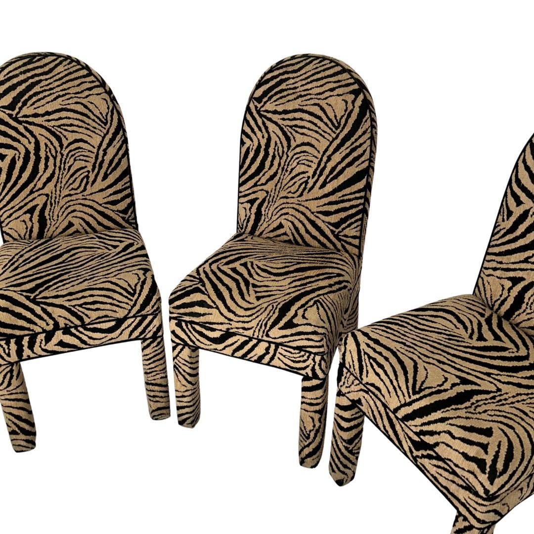 Satz von 6 Zebra-Esszimmerstühlen im Parson-Stil (Postmoderne) im Angebot