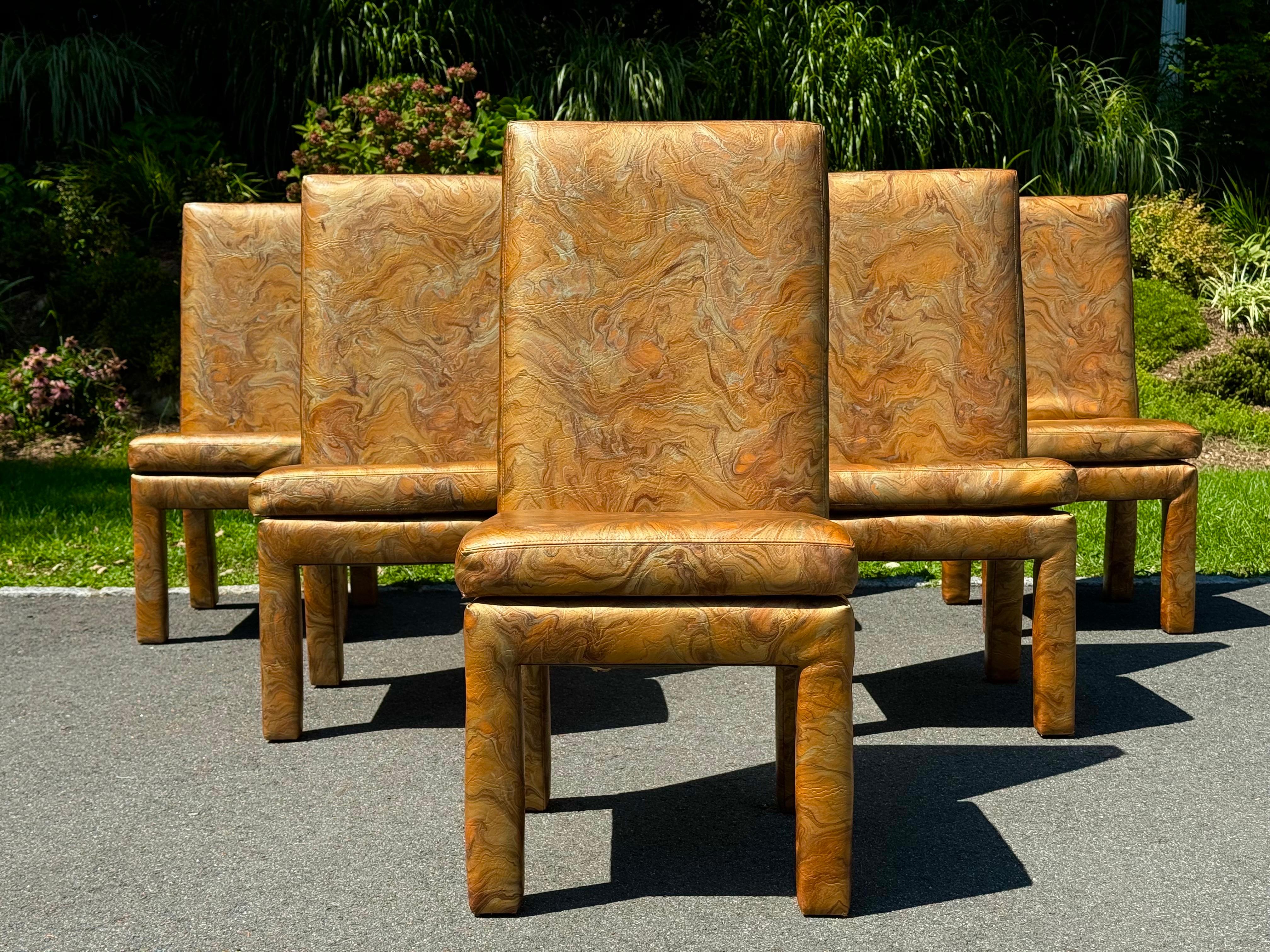Set di 6 sedie da pranzo Parsons di Milo Baughman per Thayer Coggin.
Dal 1953, Thayer Coggin si è ritagliata un'identità distinta nel mercato dell'arredamento per la casa grazie all'impegno per un design moderno e senza tempo. Grazie alla visione