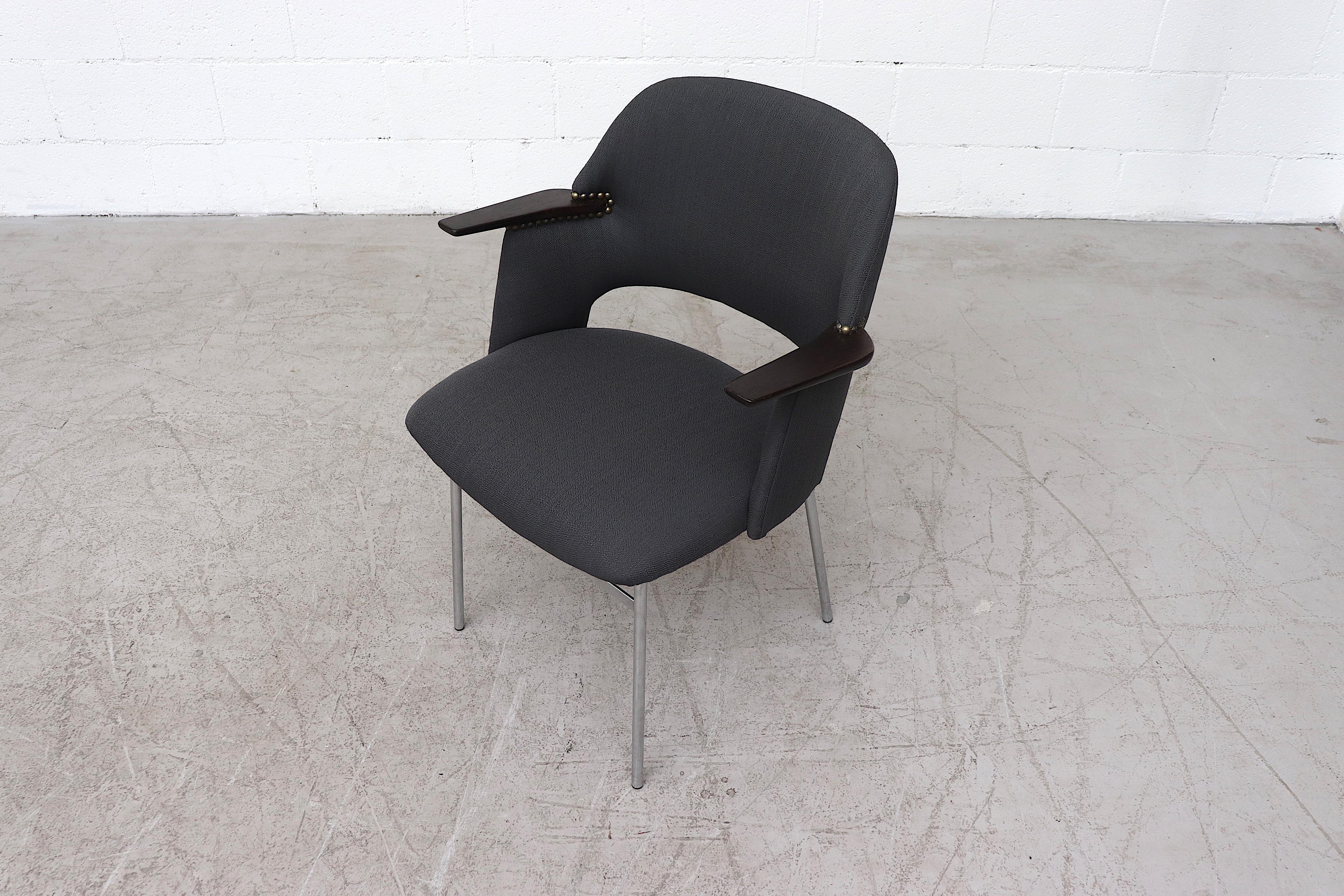 Milieu du XXe siècle Ensemble de 6 fauteuils gris Pastoe avec bras en teck et pieds en métal tubulaire en vente