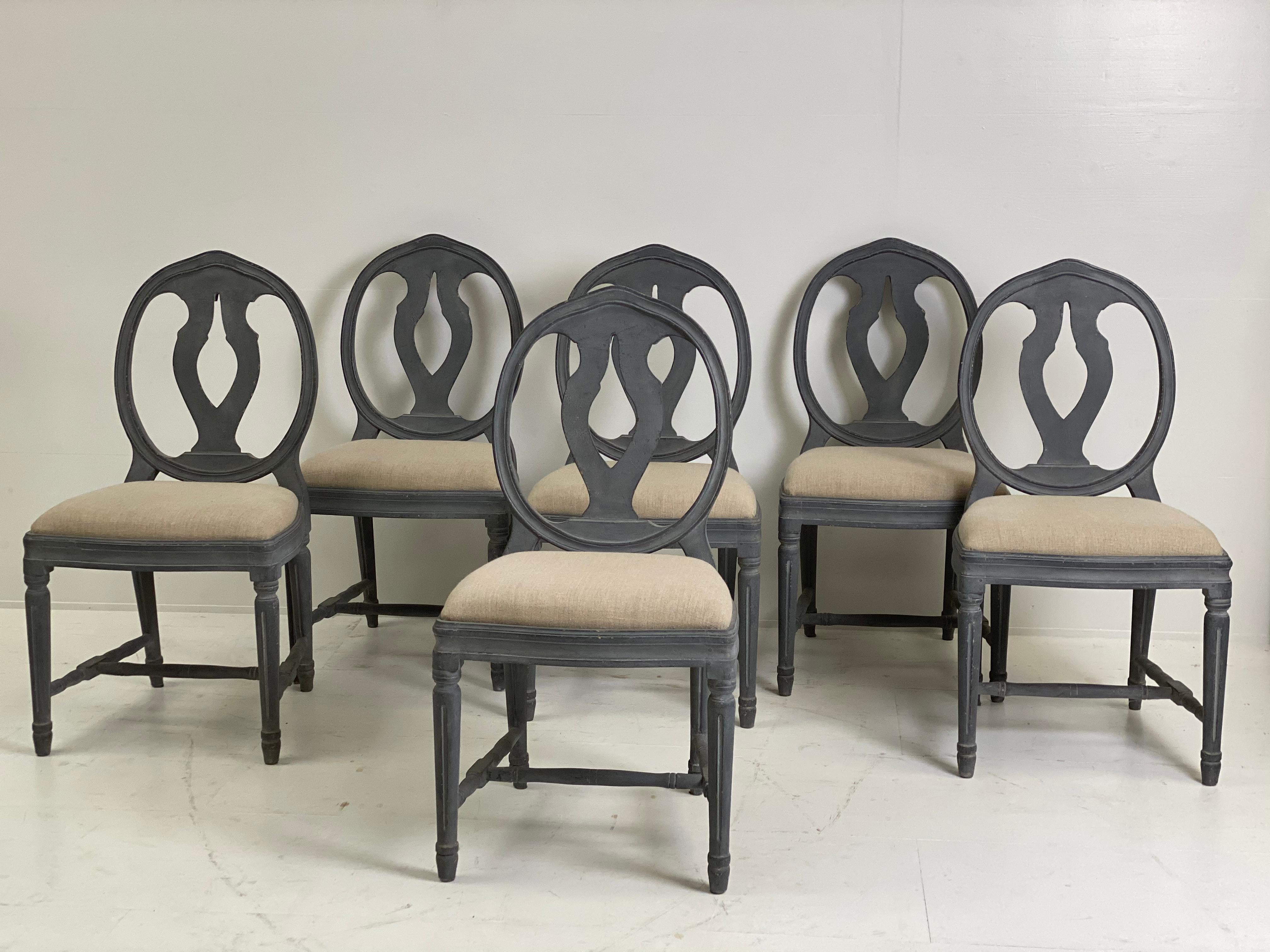 Elegant set of 6 Swedish patinated chairs in a Blue/Grey Color,
comfortable seating, nice round back and classical stretchers,
Gustavian Style,
seating upholstered with a beige fabric