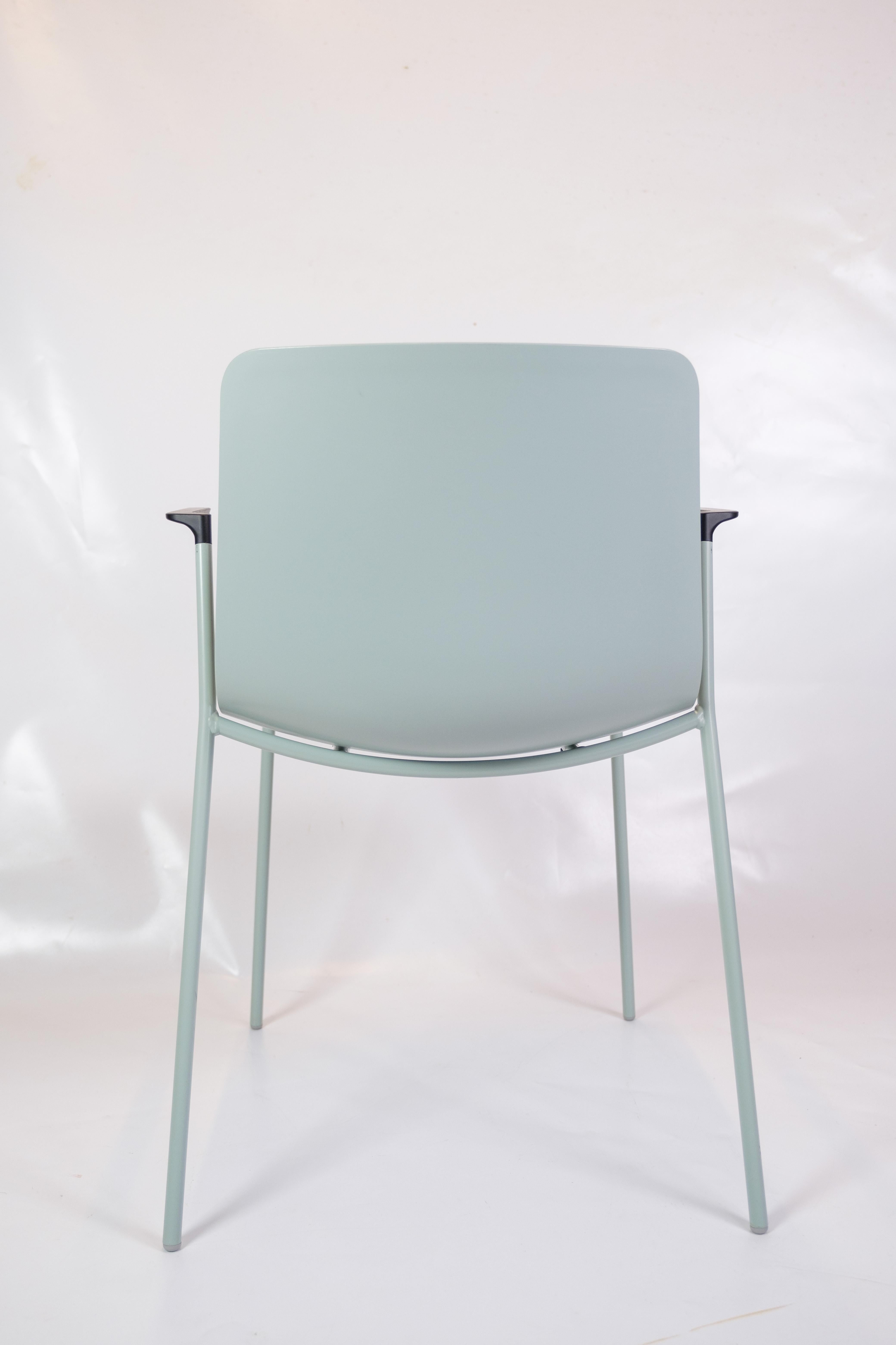 Questo set di sei sedie Pato, disegnato da Hee Welling & Gudmundur Ludvik e prodotto da Fredericia Furniture, è un fantastico esempio di design danese moderno. Le sedie sono dipinte in un accattivante colore blu con braccioli neri, creando un