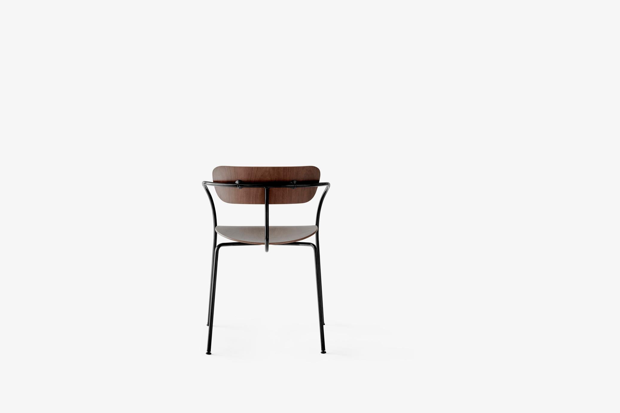 Set di 6 sedie impilabili Pavilion AV2, acciaio nero/noce- by Anderssen & Voll In condizioni Nuovo in vendita a Dubai, AE