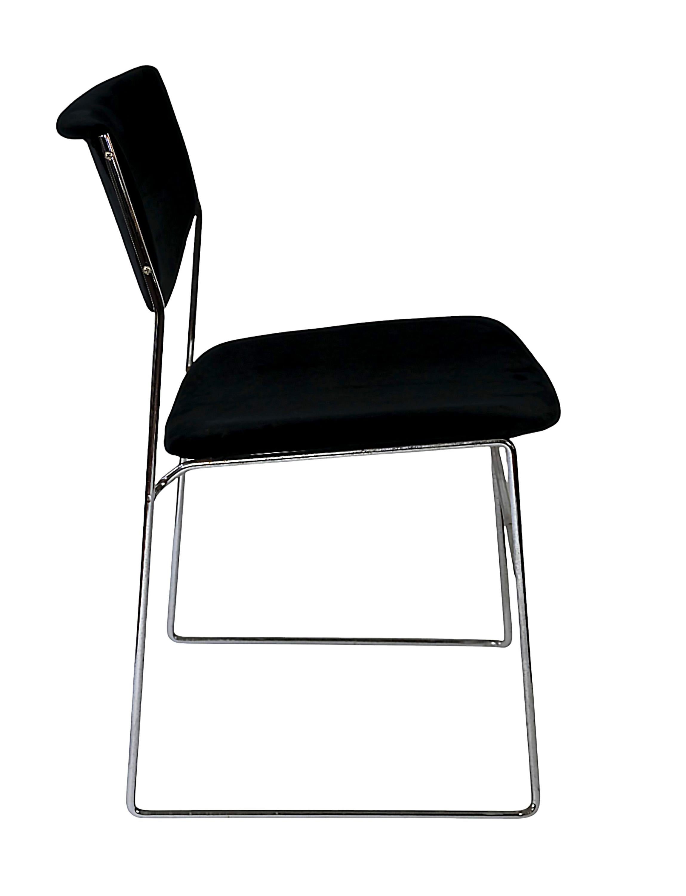 Jeu de 6 pièces. Chaises de salle à manger italiennes du milieu du siècle à structure chromée avec nouveau textile en velours noir, Bononia, années 1970. 
Les six chaises sont empilables pour un gain de place.
Très bon état vintage.