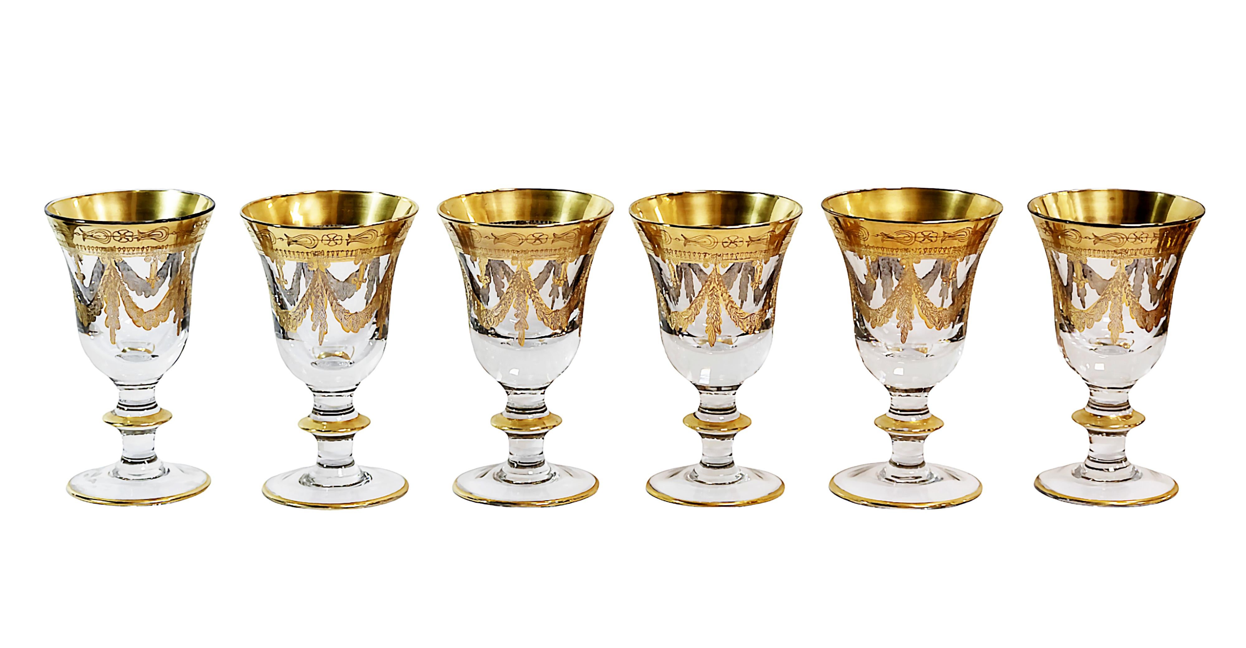 Set de 6 verres à vin italiens vintage.
Le verre est fabriqué à la main en utilisant du verre transparent avec un décor doré.
Très bon/excellent état vintage.

 