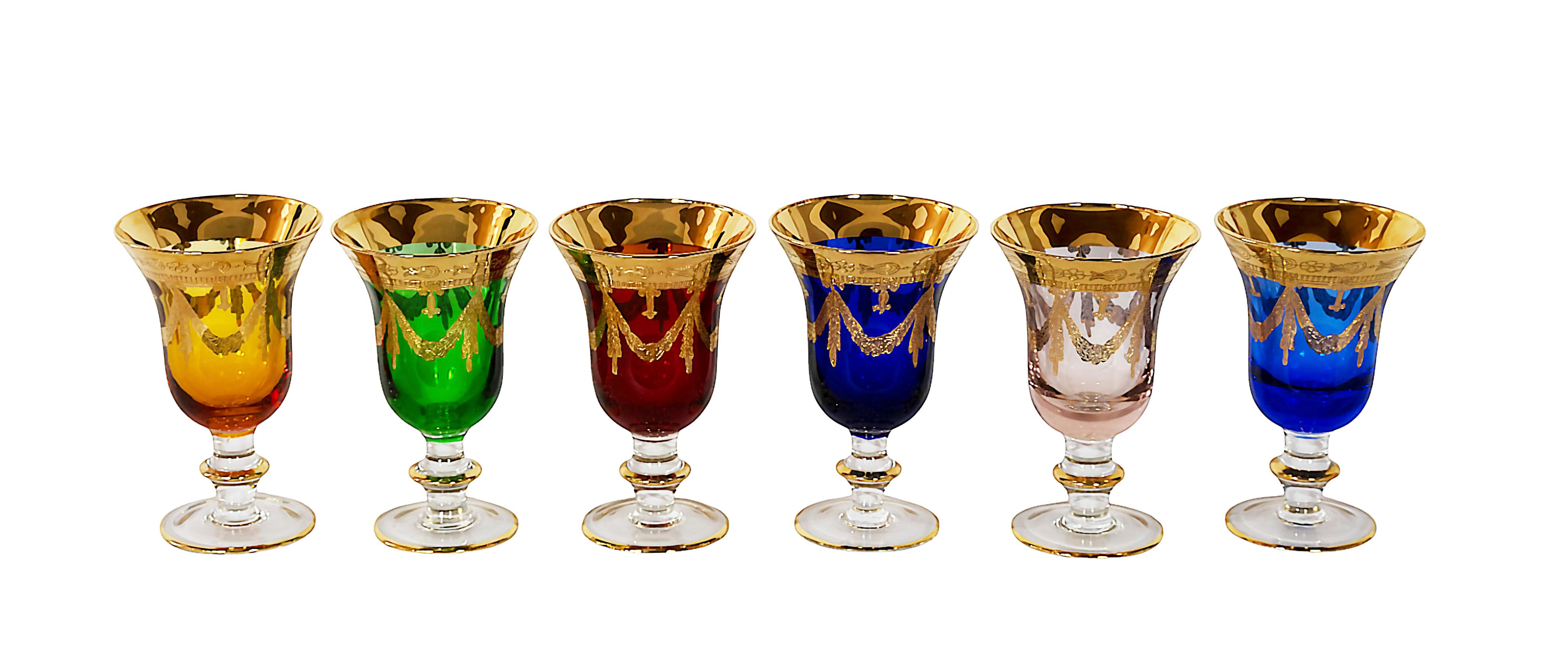 Set de 6 verres à vin/eau italiens vintage.
Les verres sont créés selon la technique du soufflage à la bouche en utilisant des verres de différentes couleurs et sont décorés avec de l'or 24k.
Très bon/excellent état vintage.

 