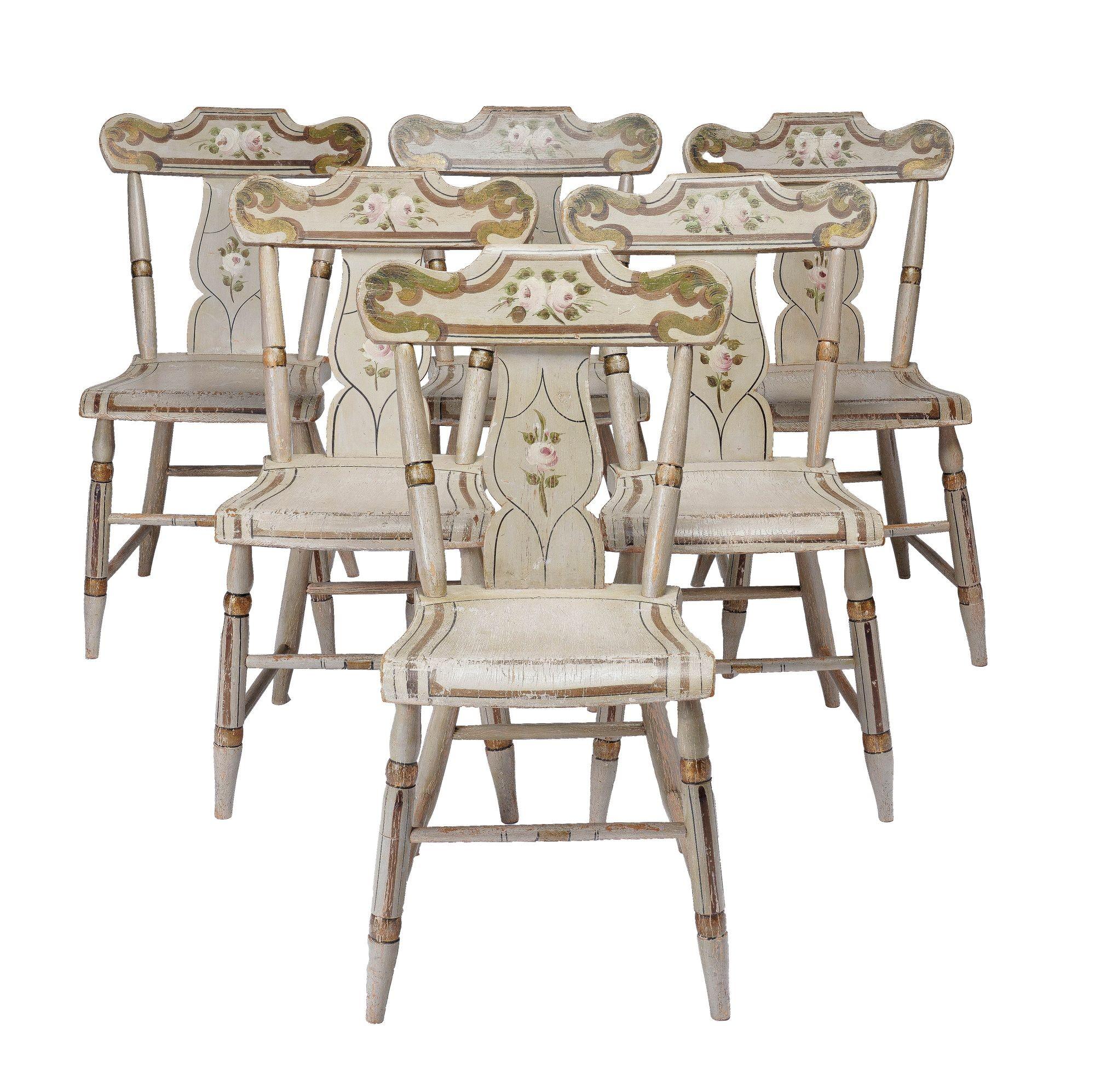 Ensemble de six chaises latérales en bois de Pennsylvanie peintes en gris avec un dossier et une traverse décorés de fleurs. Les éléments de la chaise sont rayés de noir et bordés d'or.

Américain, vers 1825.

Dimensions : 14-3/4