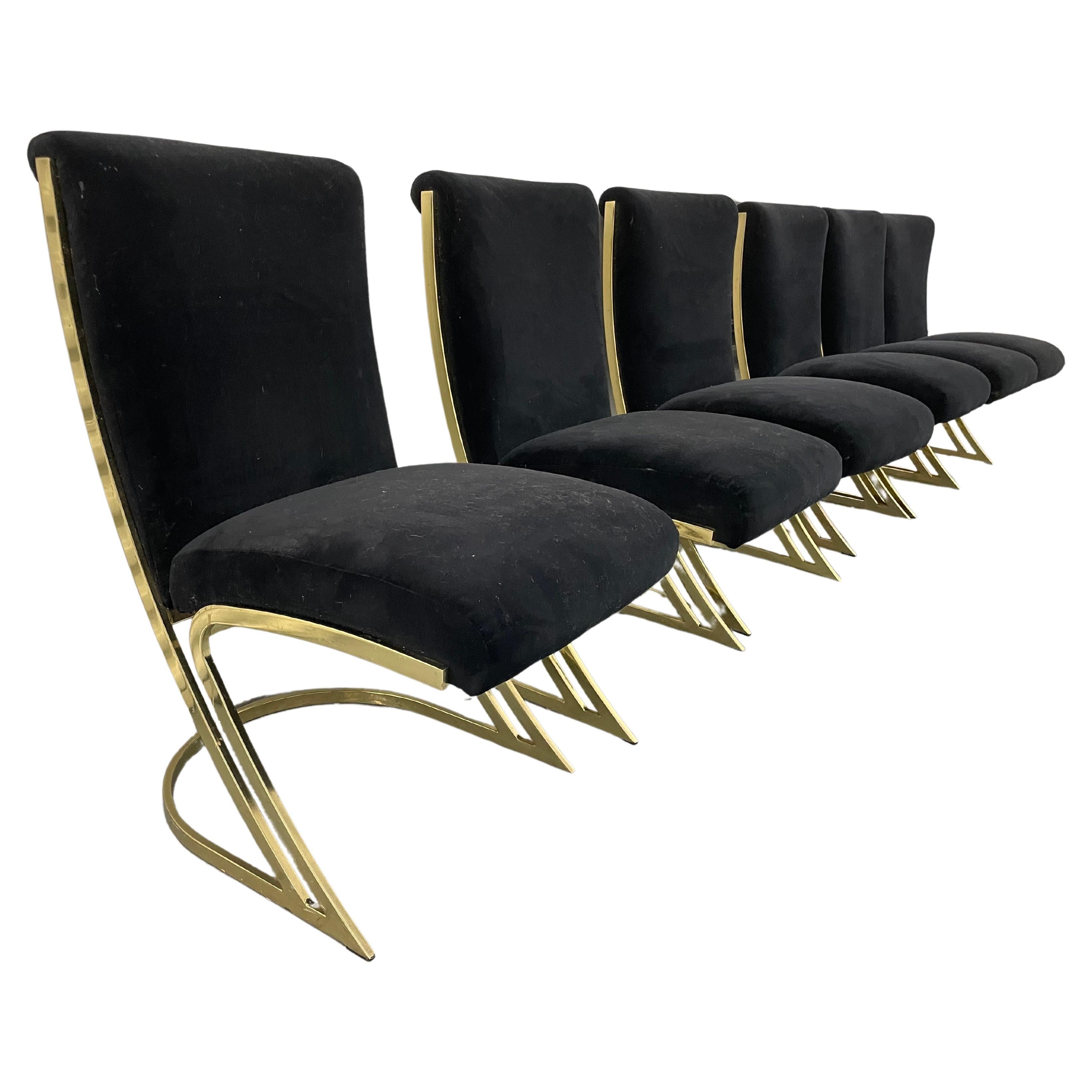 Impresionante juego de seis sillas de comedor Pierre Cardin de mediados de siglo, chapadas en latón y tapizadas en terciopelo negro original. 

En buen estado de época, con pequeños desperfectos en el latón y un desgaste mínimo del terciopelo acorde