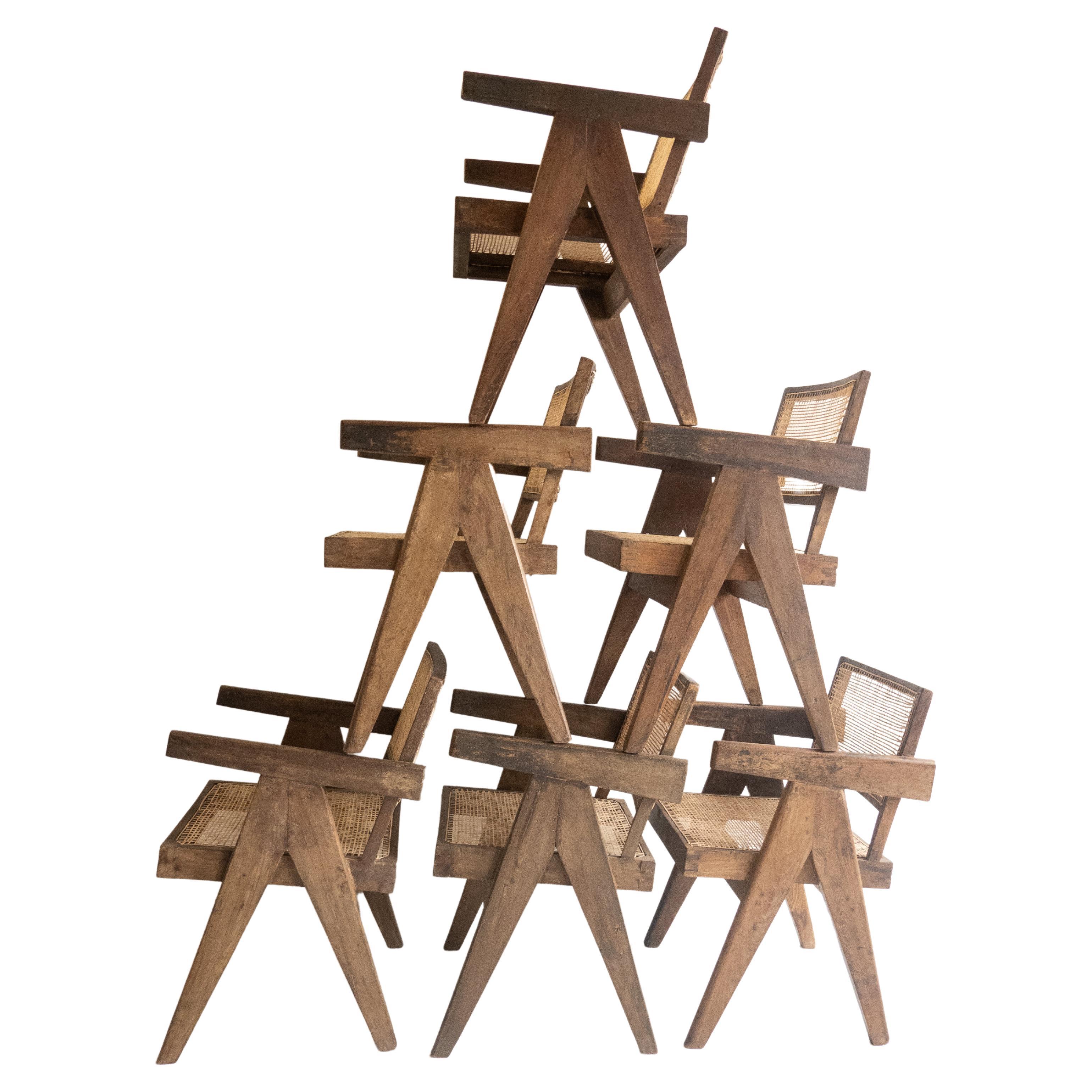 Un conjunto realmente excelente de sillas de oficina Pierre Jeanneret. 

Con tantas sillas Jeanneret en el mercado, ¿por qué éstas son excepcionales? Primero: el grosor de la madera es perfecto y acorde con algunos de los mejores ejemplares jamás