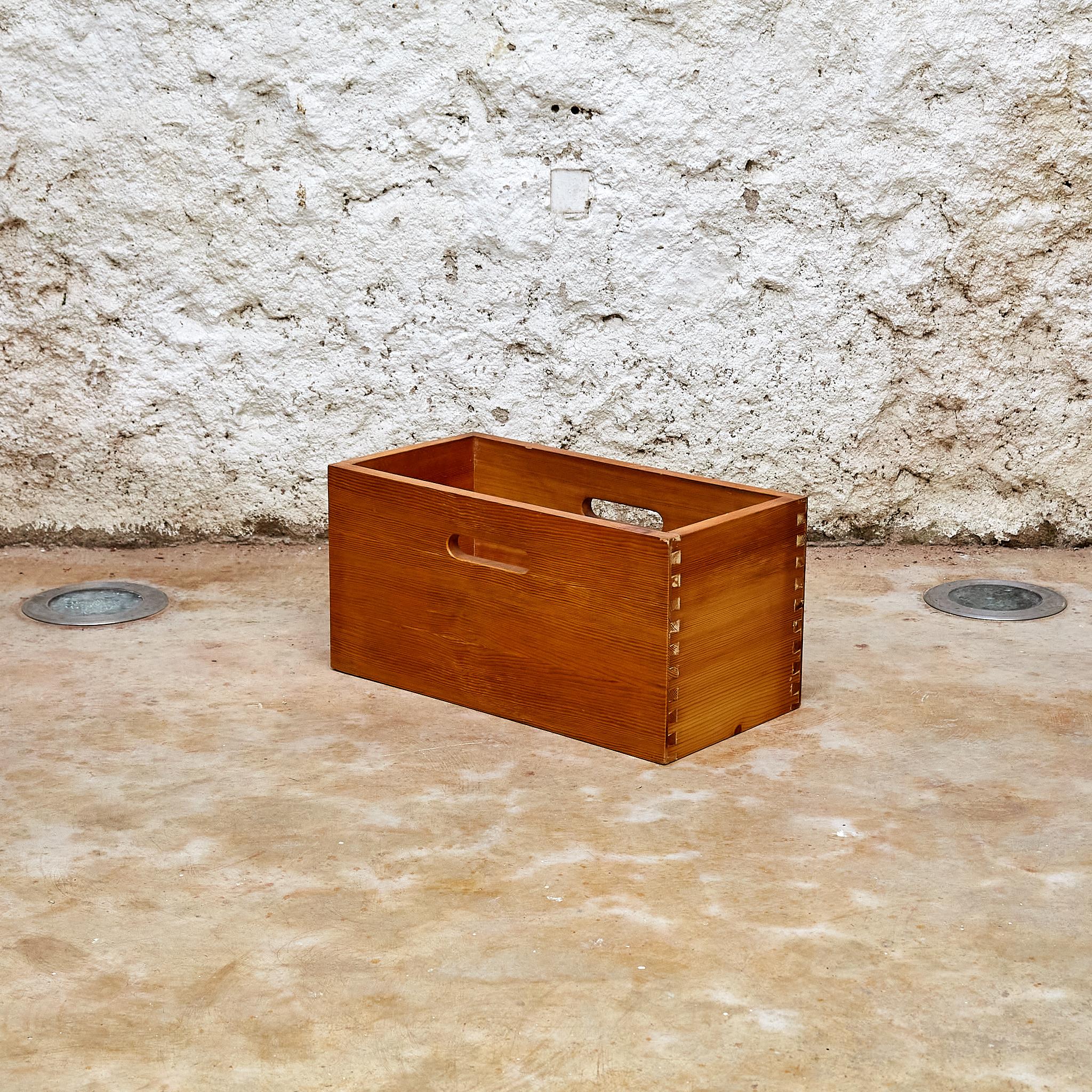 Set of 6 Pine Boxes by Jordi Vilanova, circa 1960 For Sale 3