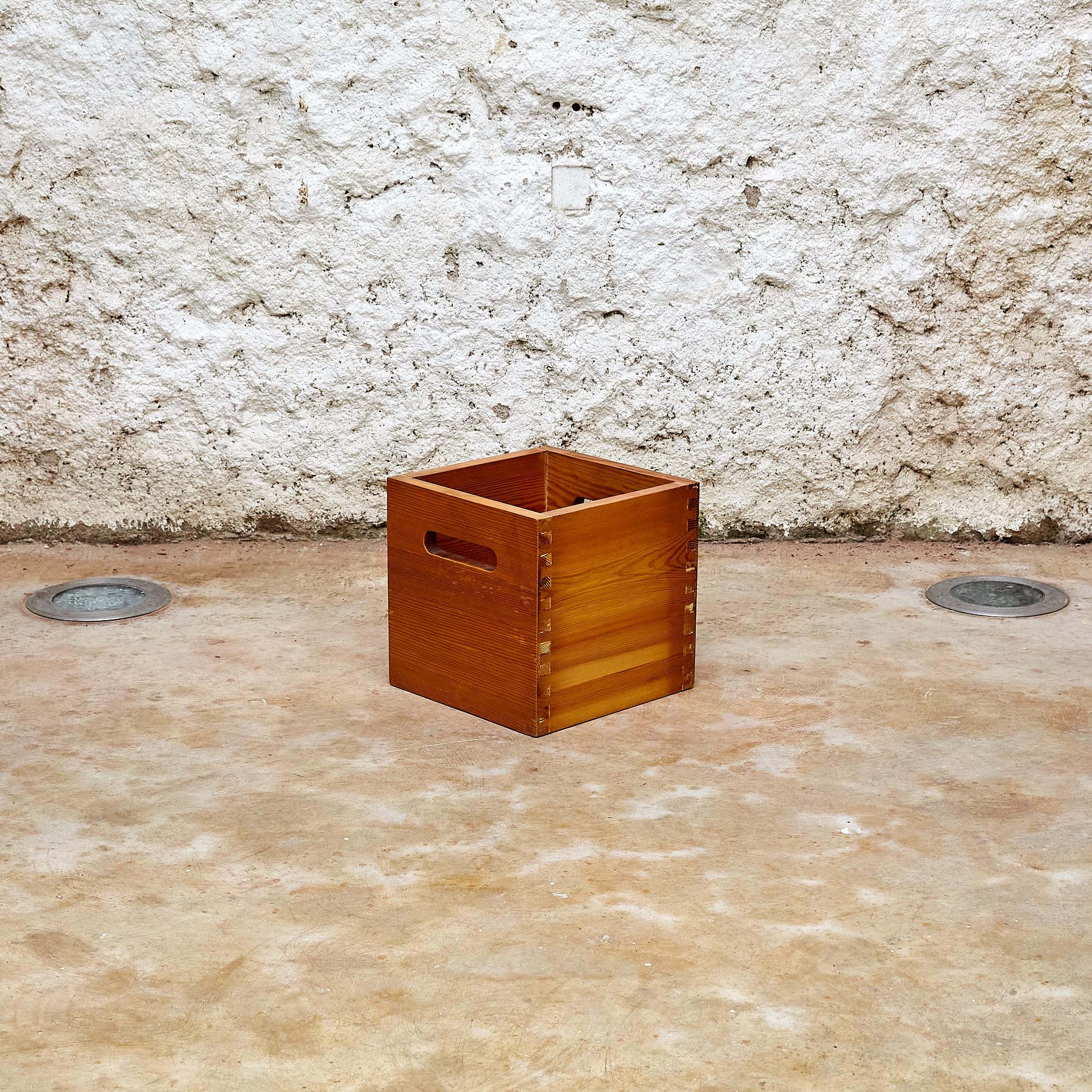 Set of 6 Pine Boxes by Jordi Vilanova, circa 1960 For Sale 5