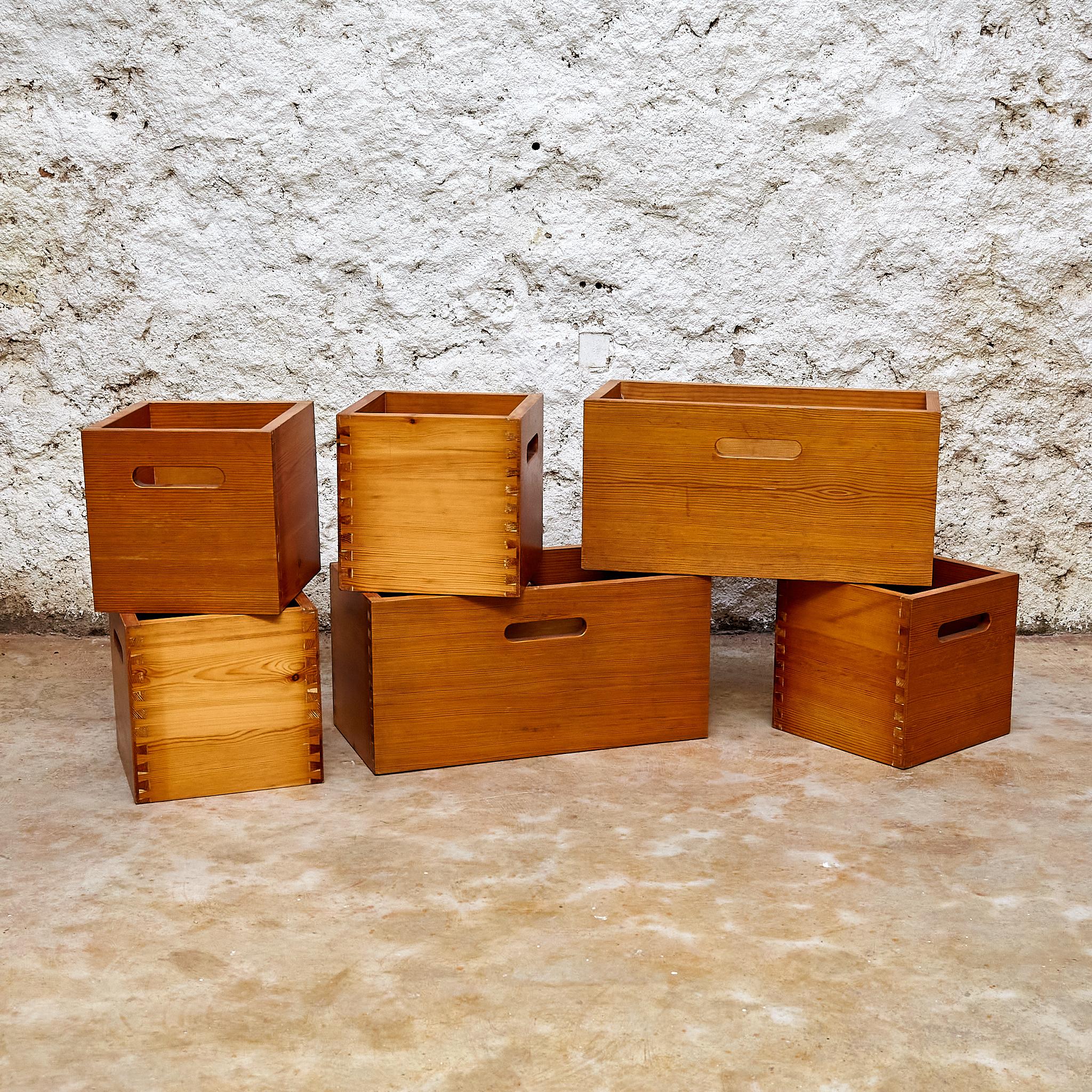 Set of 6 pine boxes by Jordi Vilanova.

In original condition with minor wear consistent of age and use, preserving a beautiful patina.

Materials: 
Wood 

Dimensions: 
L: D 25 cm x W 50 cm x H 25 cm.
S: D 25 cm x W 25 cm x H 25