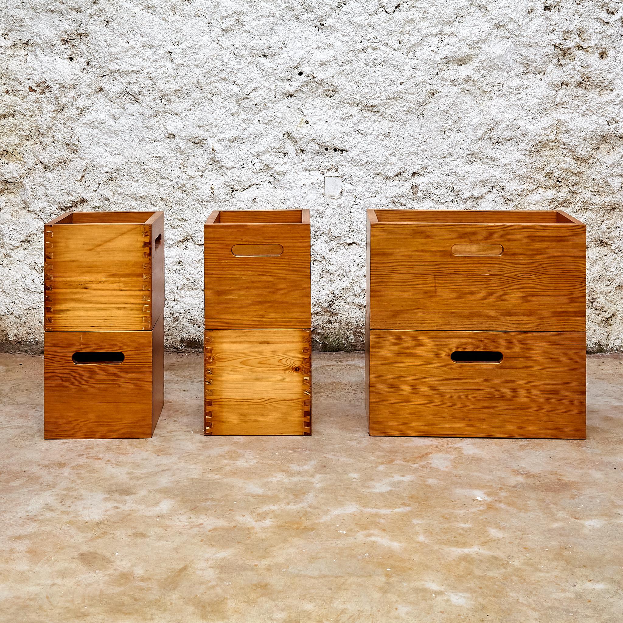 Mid-Century Modern Set of 6 Pine Boxes by Jordi Vilanova, circa 1960 For Sale