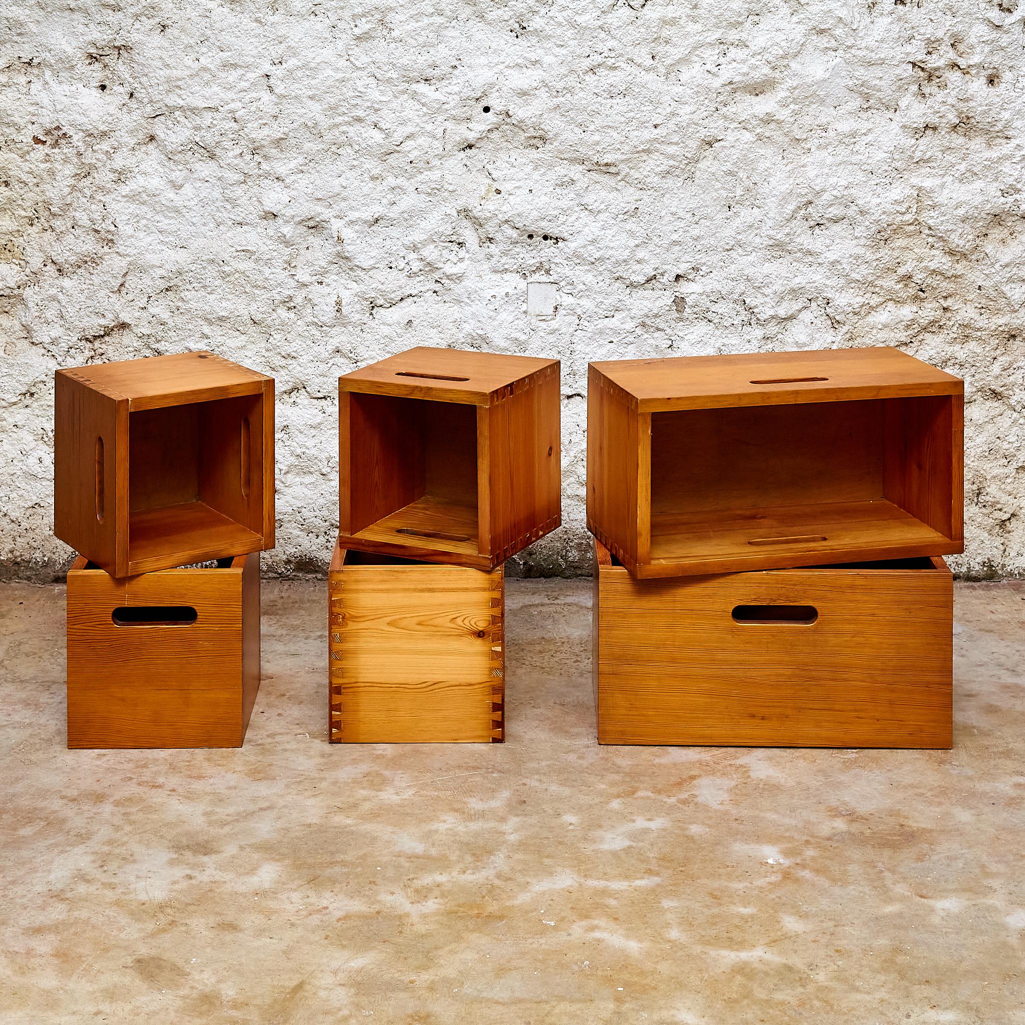 Spanish Set of 6 Pine Boxes by Jordi Vilanova, circa 1960 For Sale