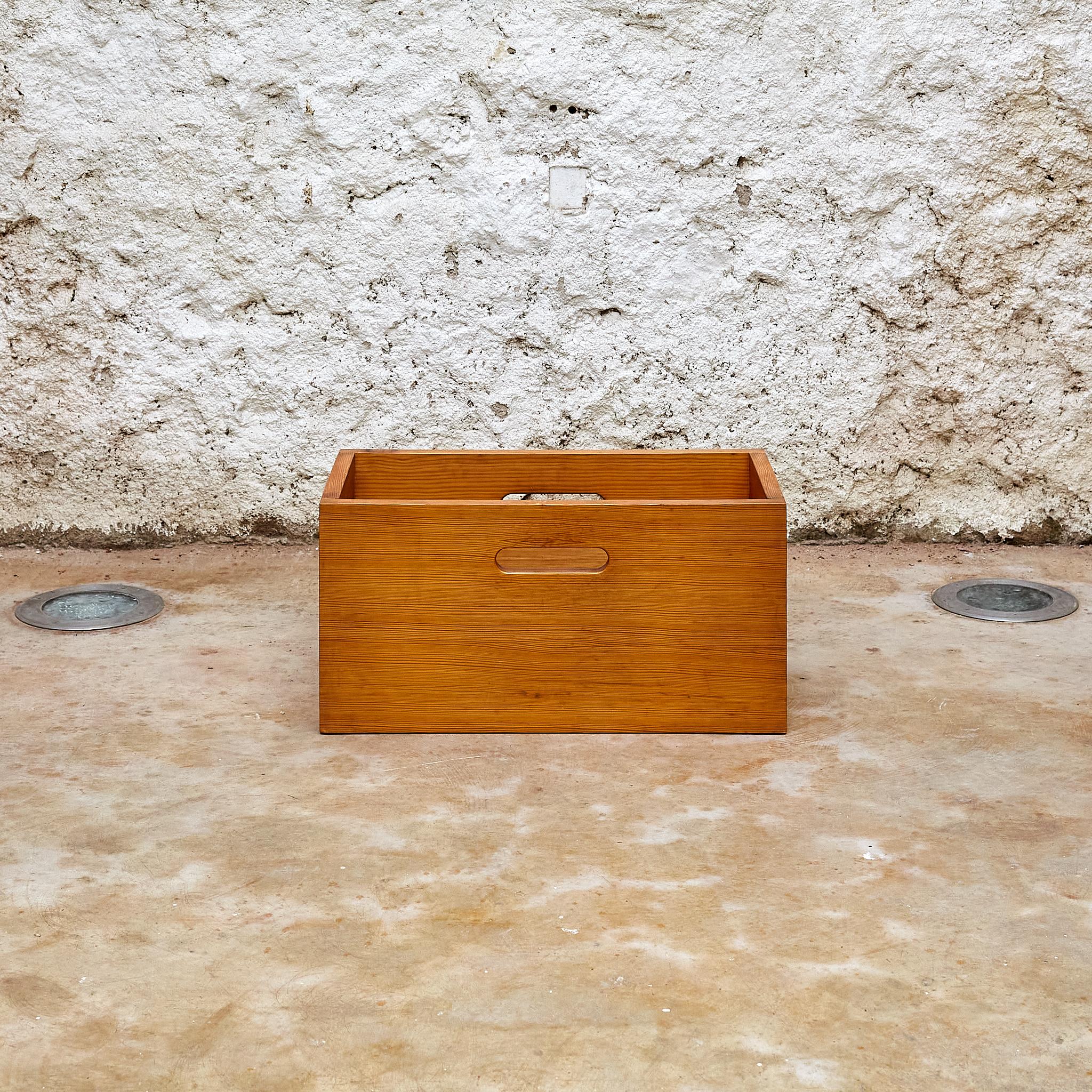 Set of 6 Pine Boxes by Jordi Vilanova, circa 1960 In Good Condition For Sale In Barcelona, Barcelona