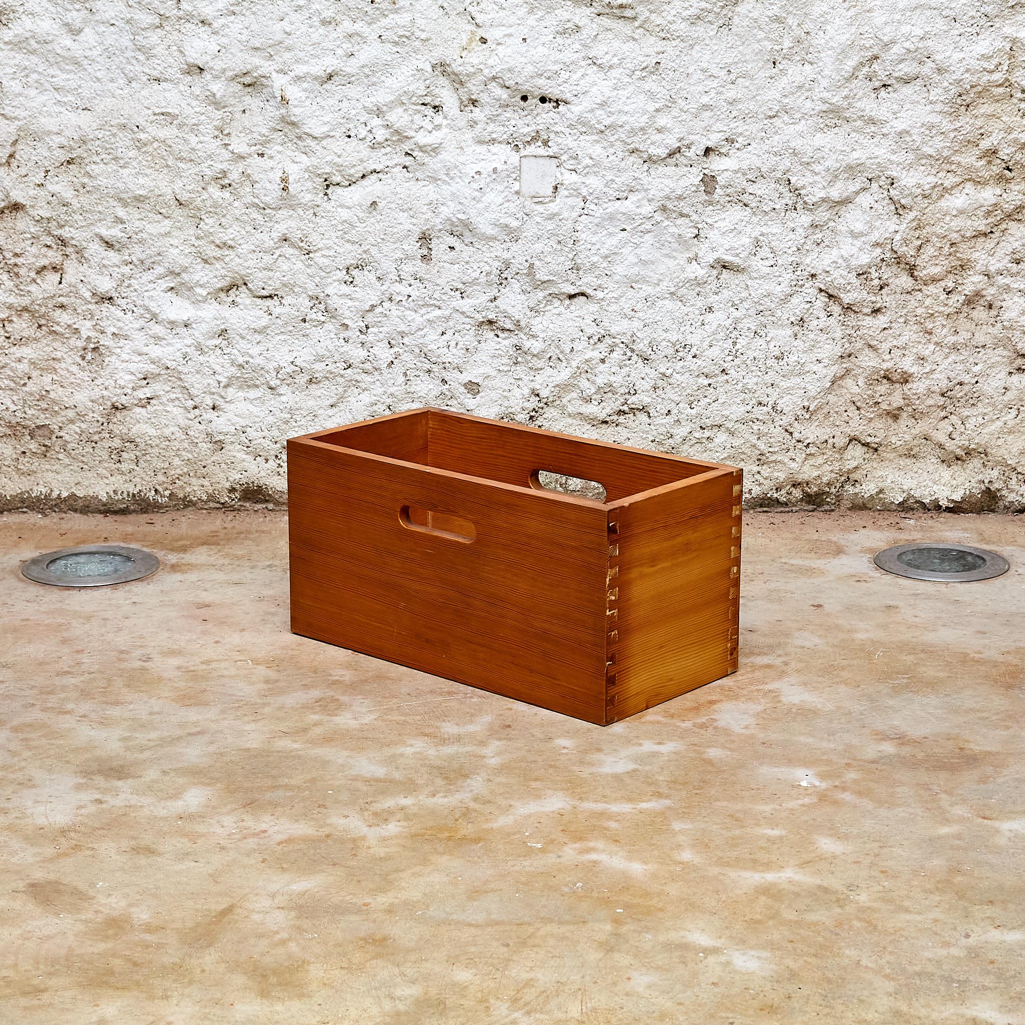 Mid-20th Century Set of 6 Pine Boxes by Jordi Vilanova, circa 1960 For Sale