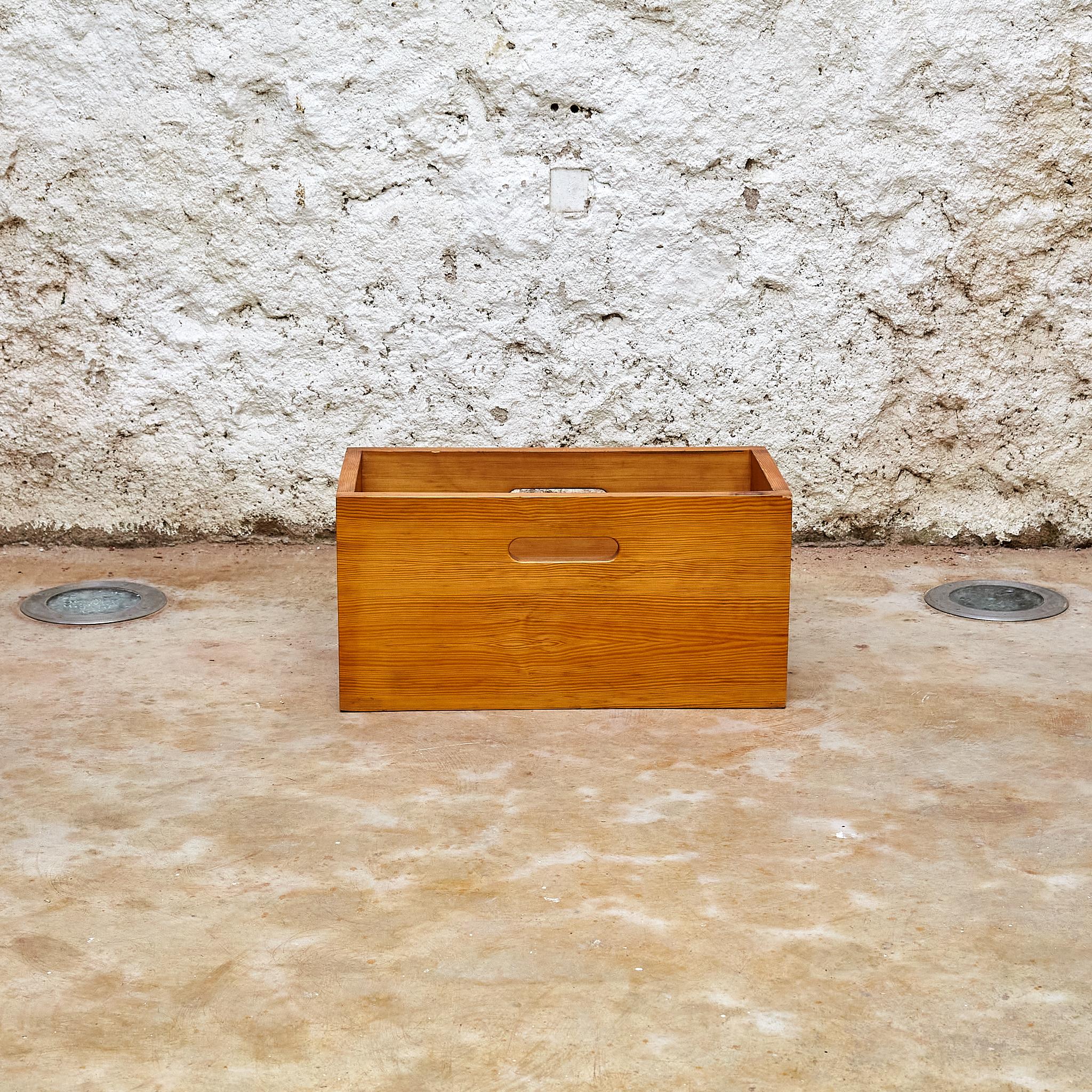 Set of 6 Pine Boxes by Jordi Vilanova, circa 1960 For Sale 2