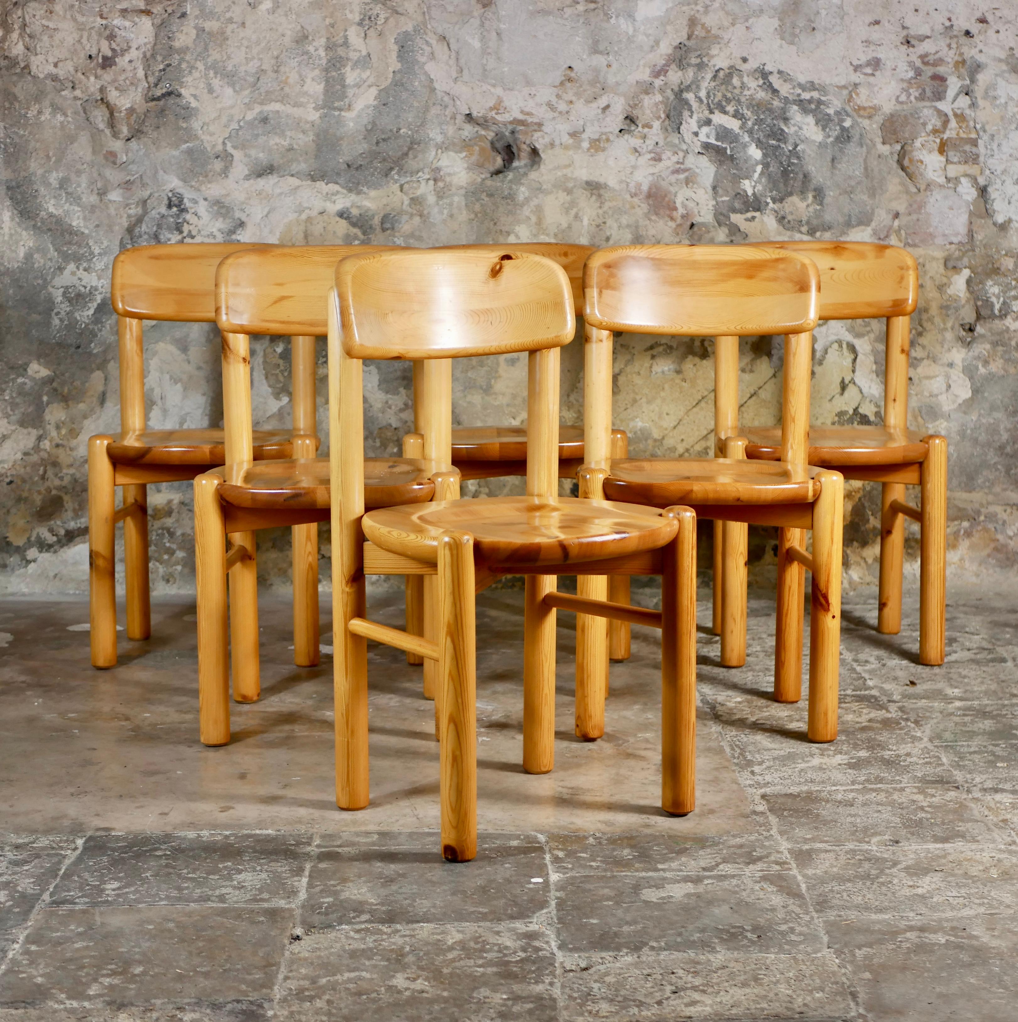 Magnifique ensemble de 6 chaises en bois de pin conçues par Rainer Daumiller dans les années 1960 pour la scierie Hirtshals, fabriquées au Danemark.
Lignes arrondies, super robuste, adorable, une de nos chaises préférées.
Bon état général, traces du