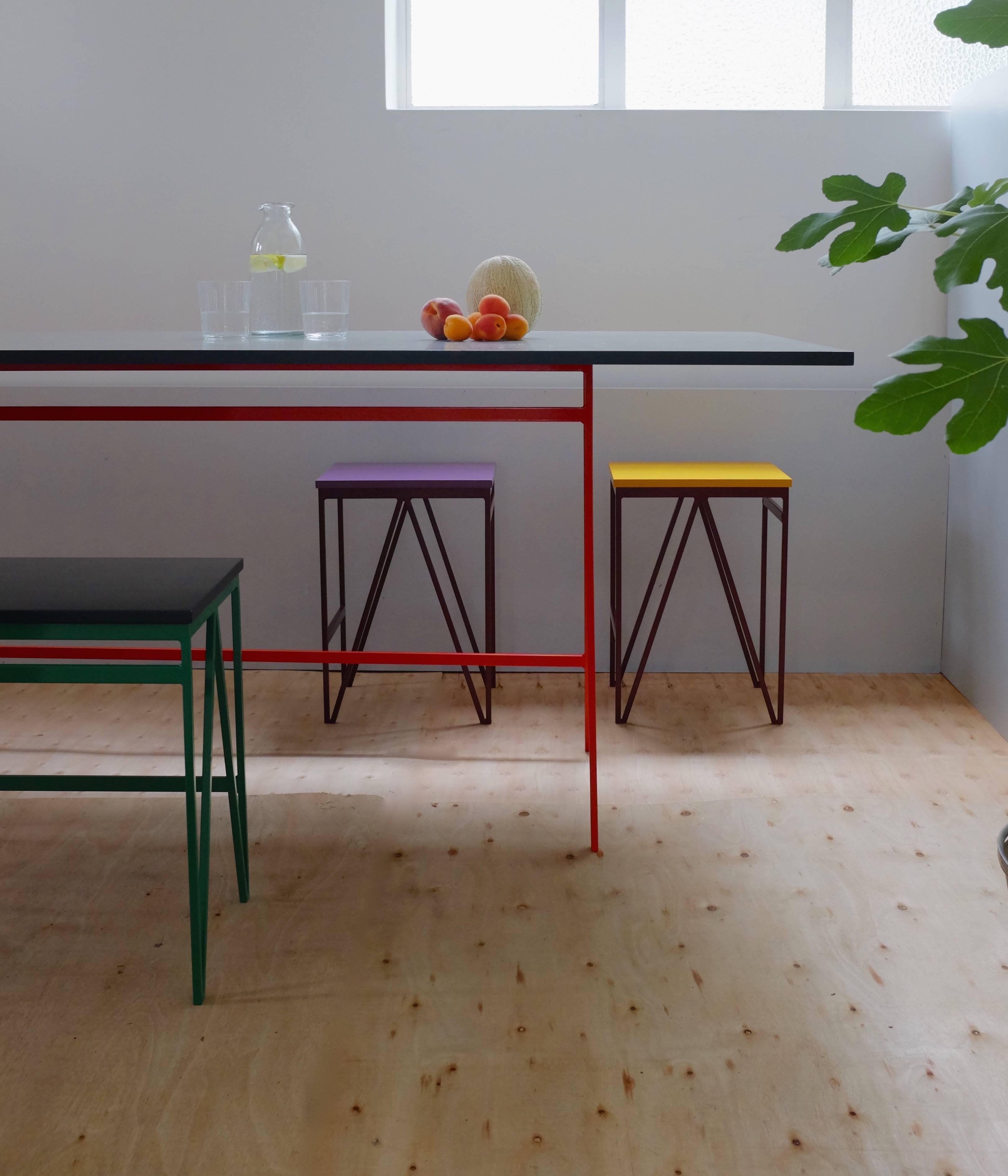 Lot de 6 tabourets en bois et acier de couleur rose - personnalisable Neuf - En vente à Leicester, GB
