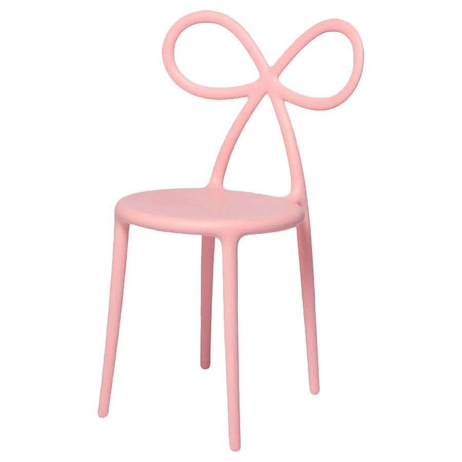 Il set comprende:
- 6 sedie con nastro rosa

La sedia a nastro è l'oggetto che esprime il linguaggio femminile di Nika Zupanc con un'icona forte ed essenziale. La sedia Ribbon è un oggetto la cui identità esprime sentimento ed empatia