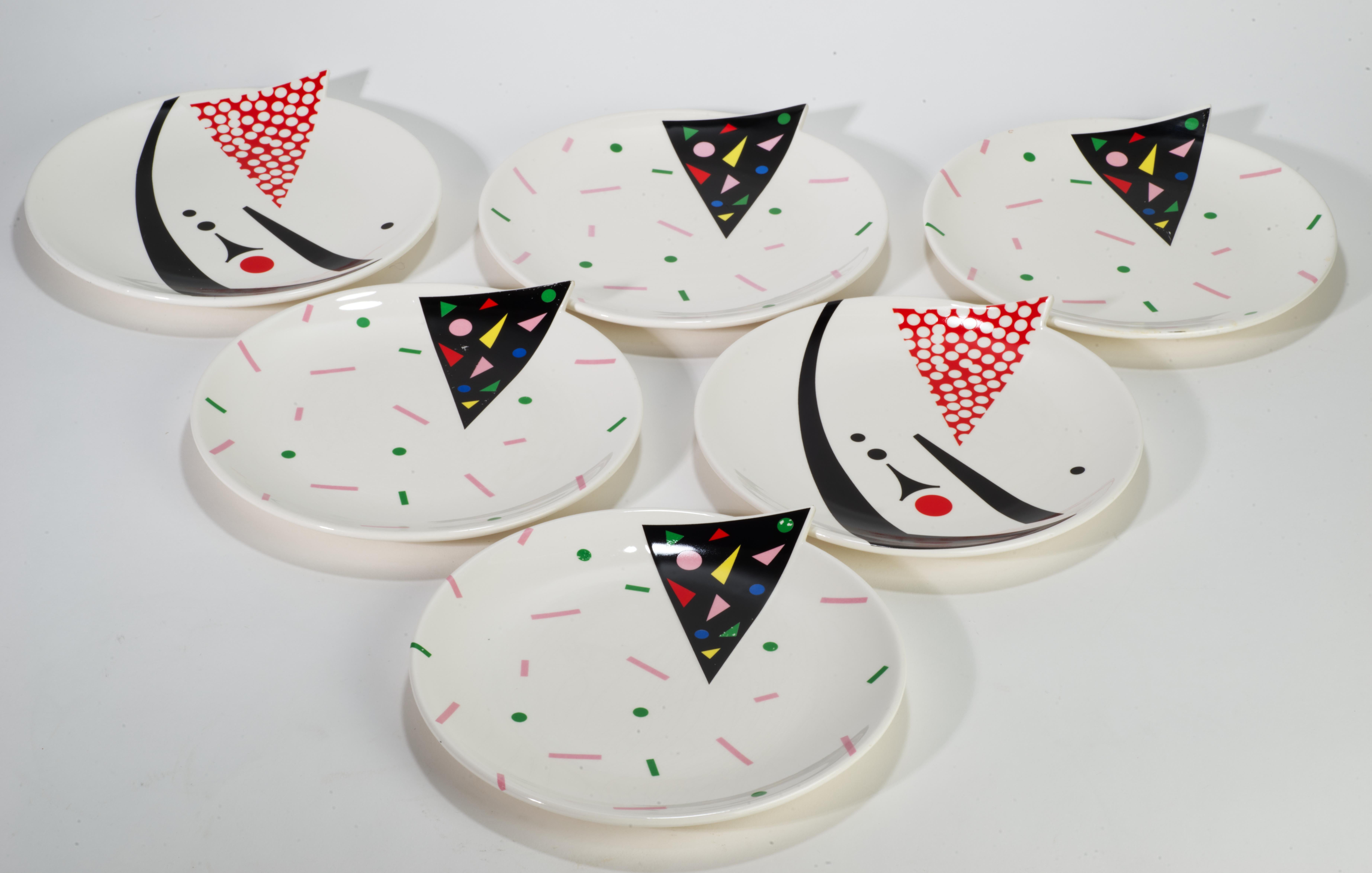  Juego de 6 platos para ensalada/ocasionales con el motivo Alfa 3, diseñado por Kaneaki Fujimori para Kato Kogei Japón en la década de 1980. La serie Alfa 3 consta de tazas, platos para ensalada/casual y fuente decorativa. Los platos del juego están