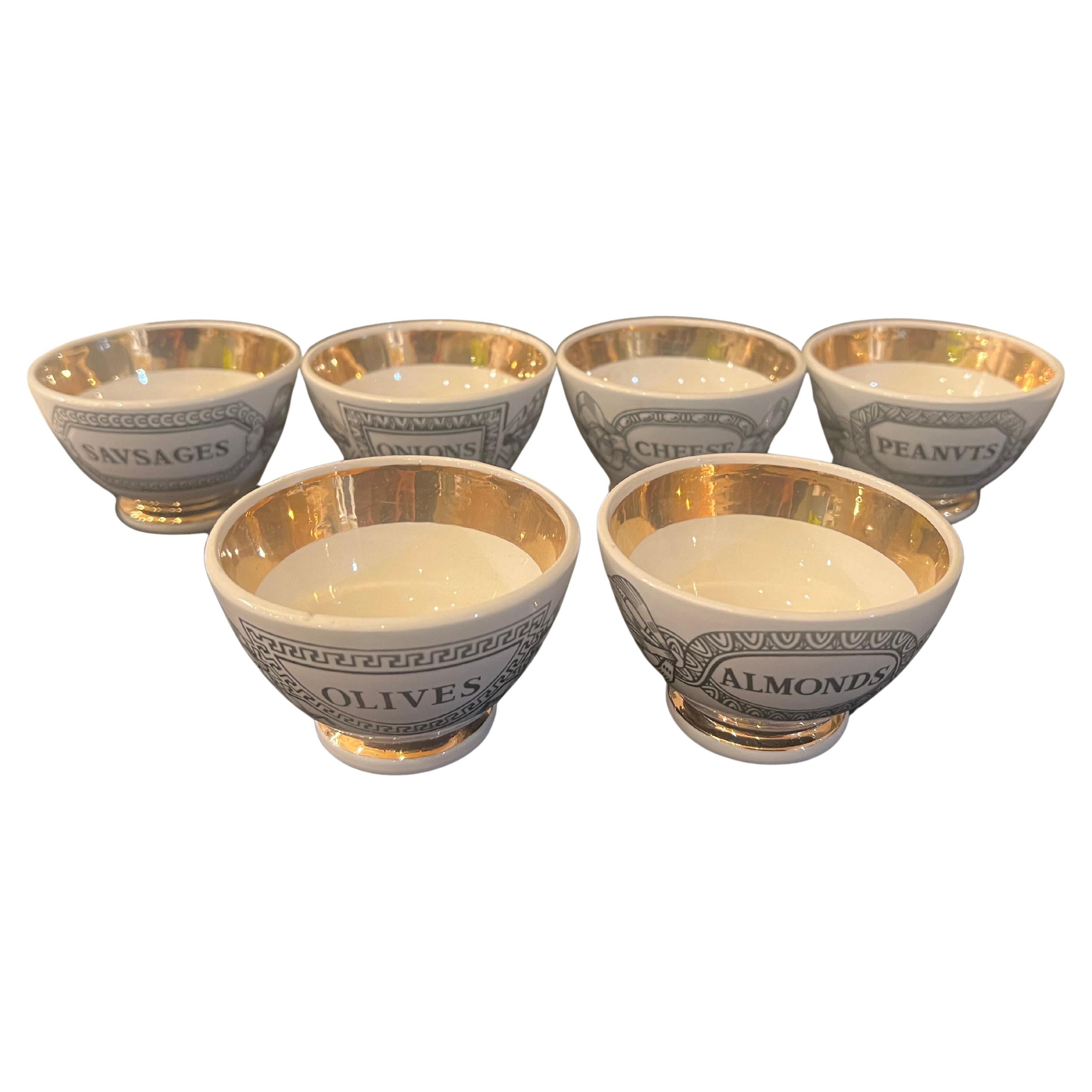 raro juego de 6 cuencos de aperitivo de Piero Fornasetti de la década de 1970 bonito y limpio con adornos dorados en acabado de porcelana elegante y único.