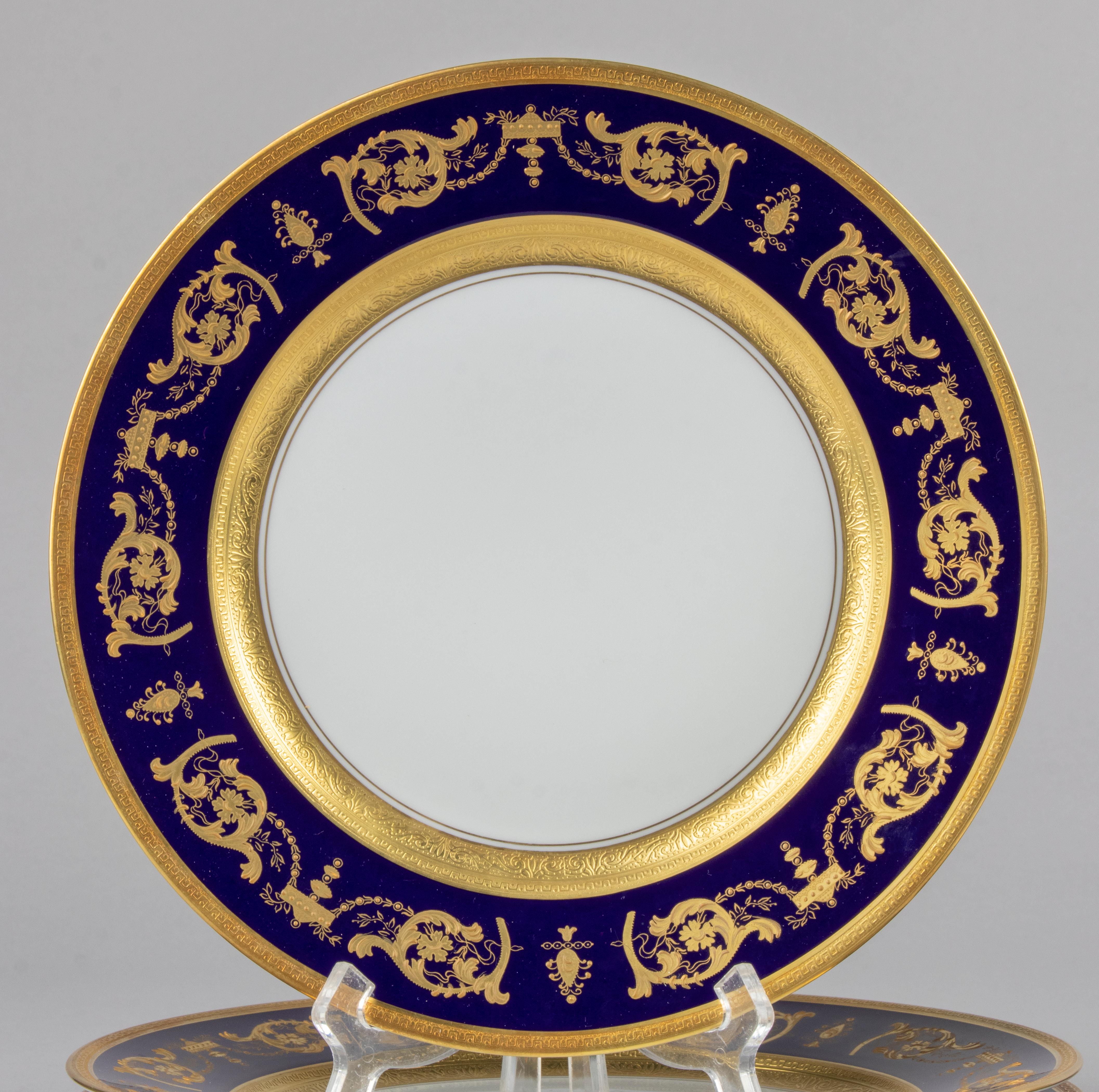 Superb set of 6 porcelain dinner plates, made by the French brand Haviland Limoges. The plates are of exceptionally high quality, with beautiful gold decorations. The name of the pattern is Impérator Blue de Four. These plates can still be ordered