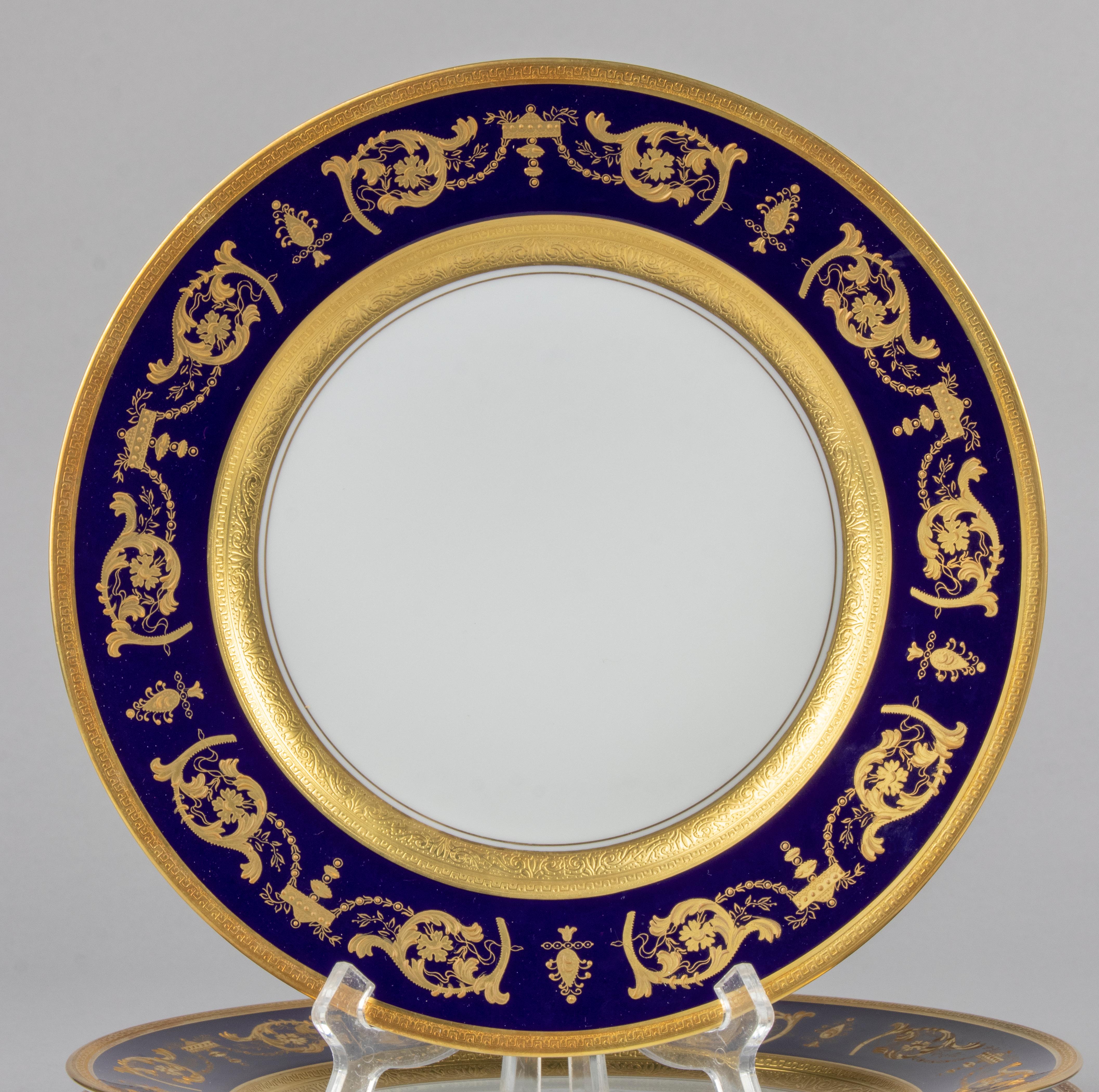 Superbe ensemble de 6 assiettes plates en porcelaine, fabriquées par la marque française Haviland Limoges. Les assiettes sont d'une qualité exceptionnelle, avec de belles décorations en or. Le nom du motif est Impérator Blue de Four. Ces plaques
