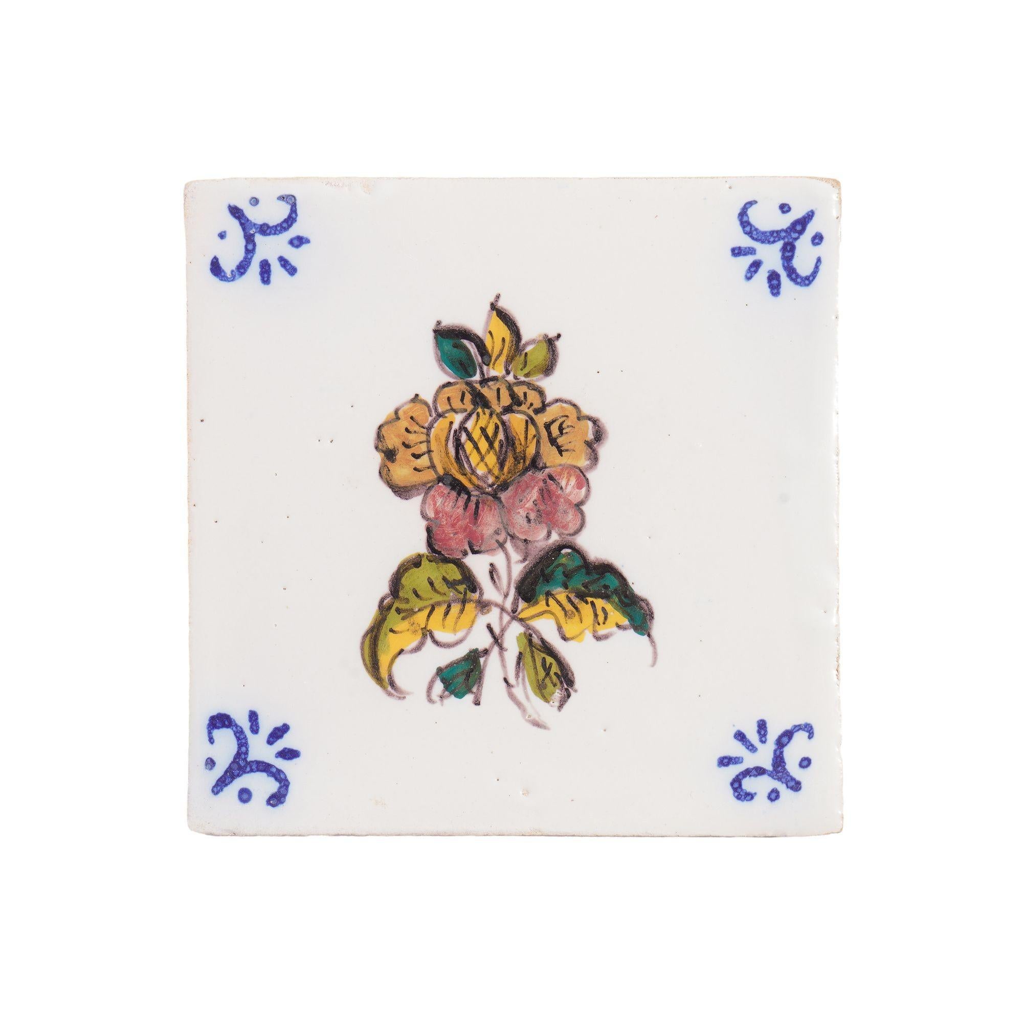 Six carreaux de faïence portugais dans le goût hollandais avec des botaniques polychromes peintes à la main et des pochoirs d'araignées bleues sous glaçure au cobalt dans les coins.
Estampillé dans le carreau au verso : Fábrica Sant'Anna, R. Alegrim
