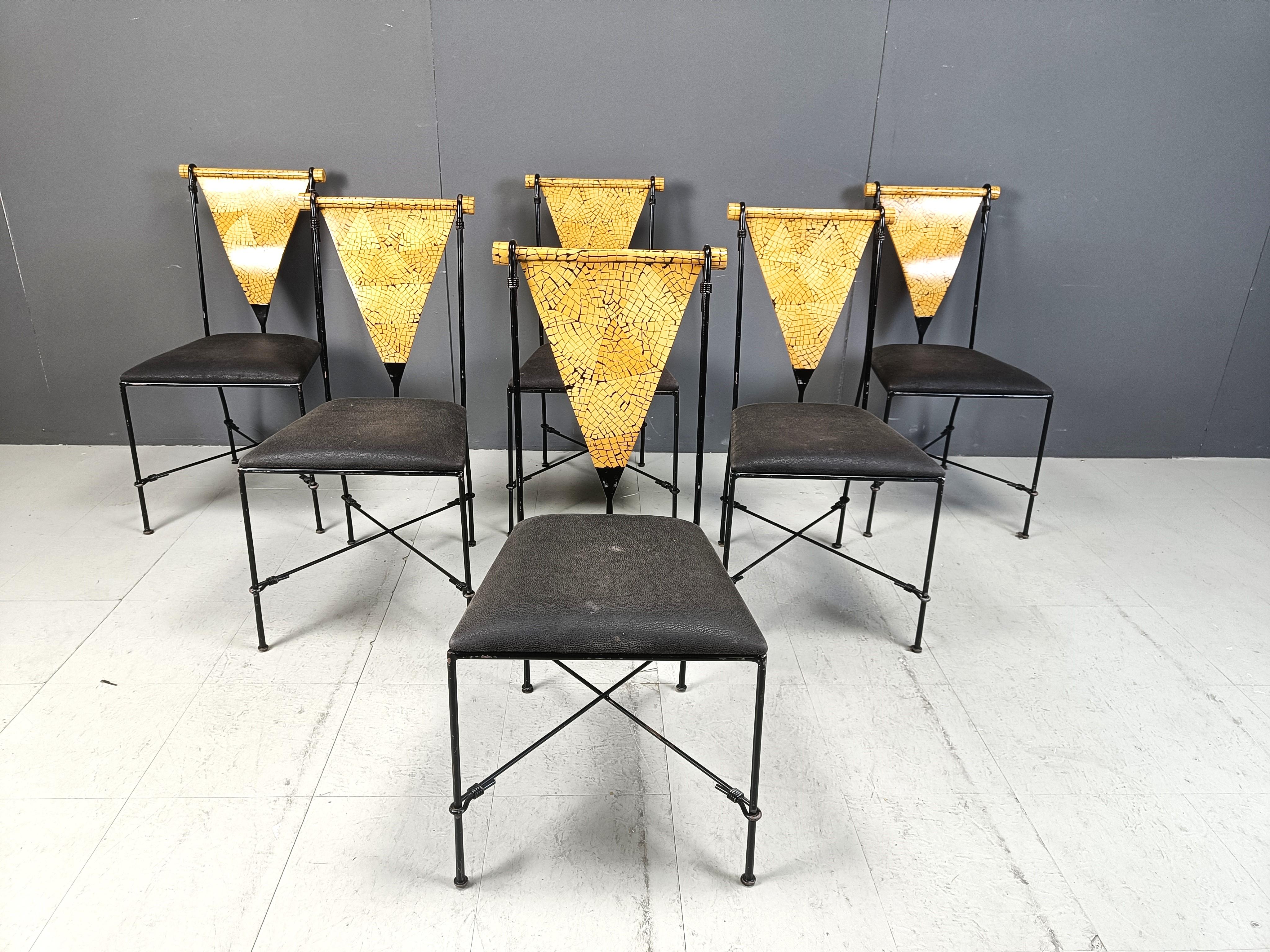Set unico di 6 sedie da pranzo dal design post moderno.

Composta da una raffinata struttura in metallo nero, sedute in similpelle e schienali triangolari in legno intarsiato.

anni '70 - Belgio

Dimensioni:
Altezza: 90 cm
Larghezza: 42