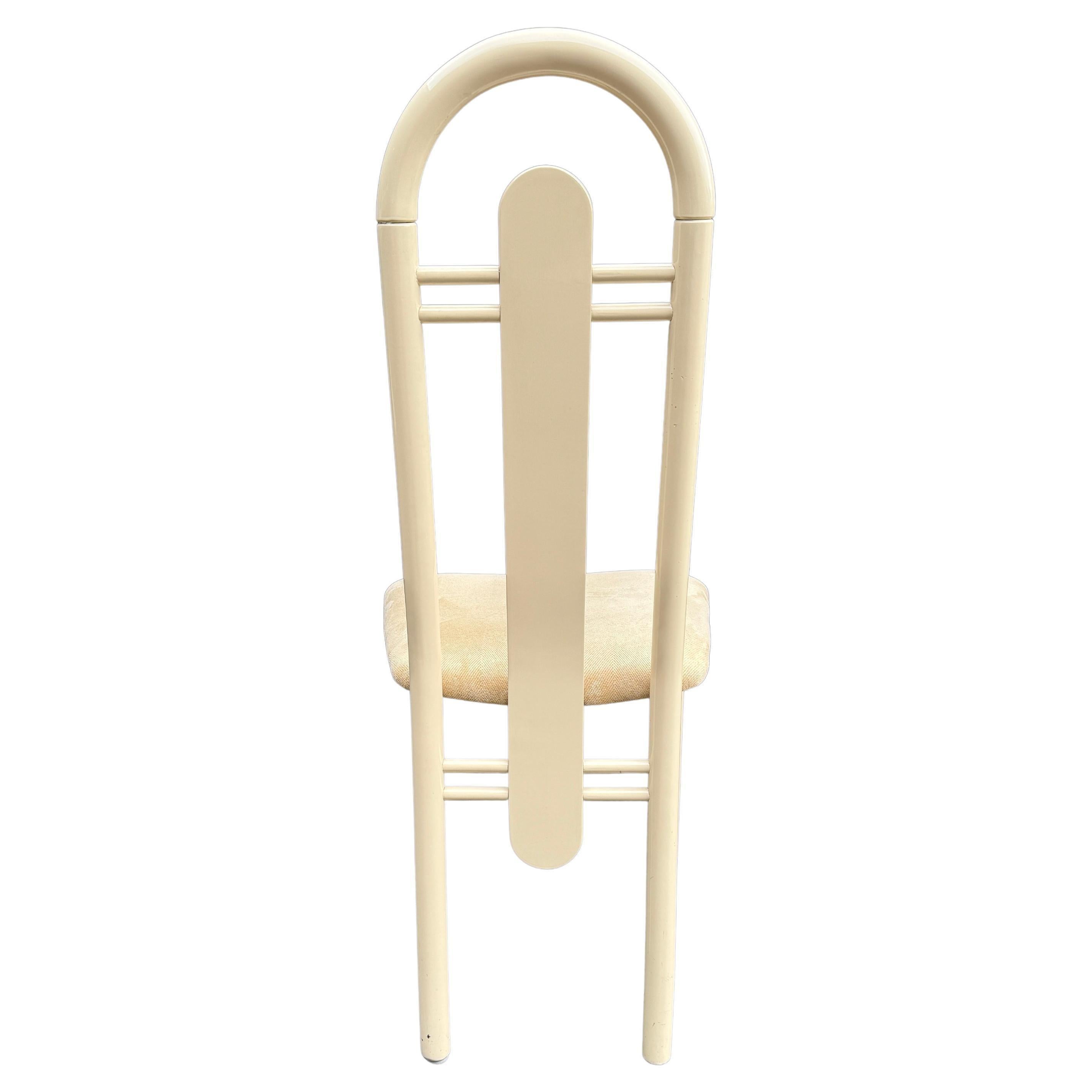 Italiano Set di 6 sedie da pranzo curvilinee postmoderne in lacca lucida color tan made in Italy in vendita