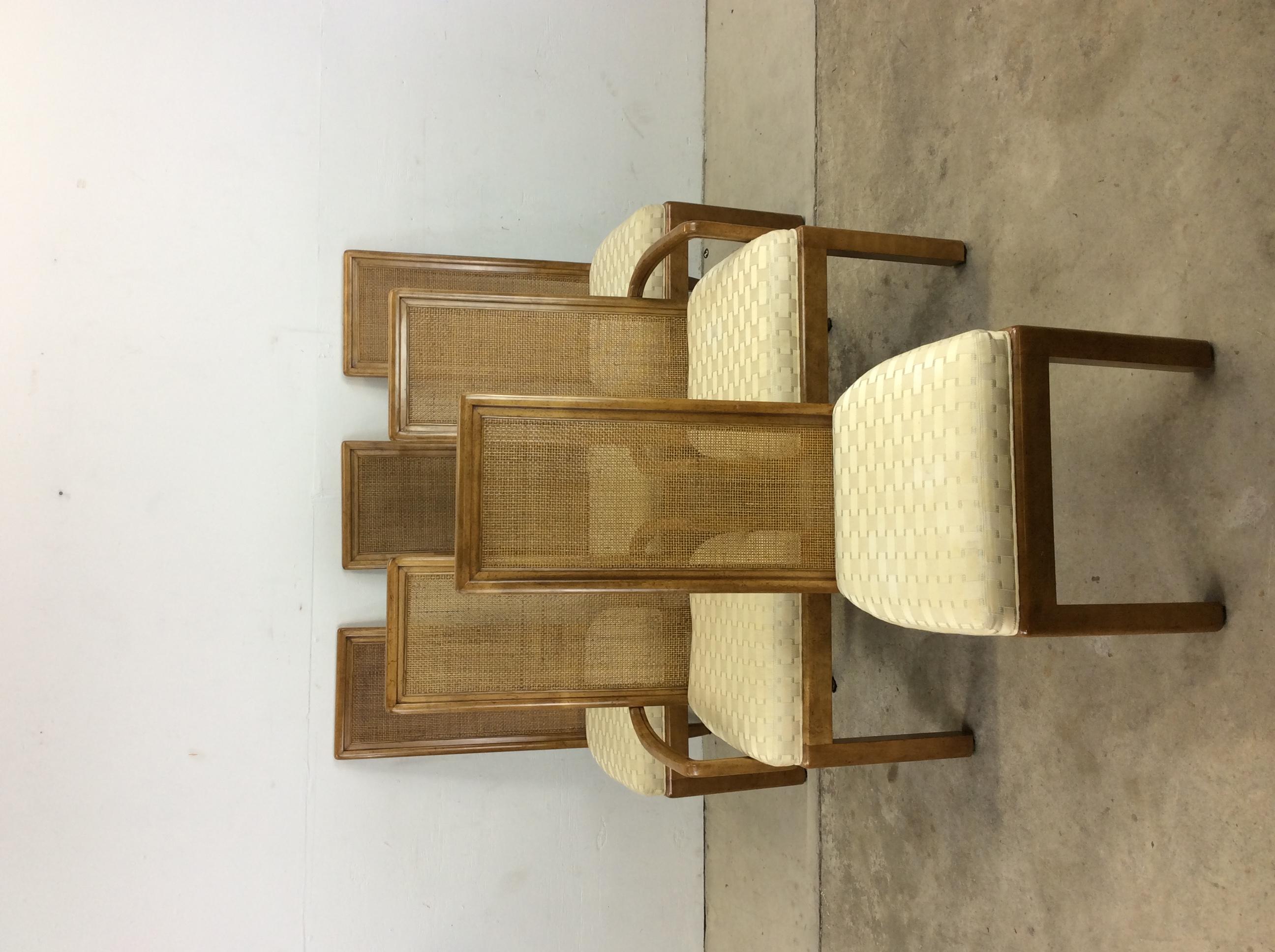 Dieses Set aus sechs postmodernen Esszimmerstühlen von American of Martinsville zeichnet sich durch eine Hartholzkonstruktion, eine originale Wurzelholzoberfläche, eine cremefarbene Polsterung im Vintage-Stil und Sitzlehnen mit Messingakzenten
