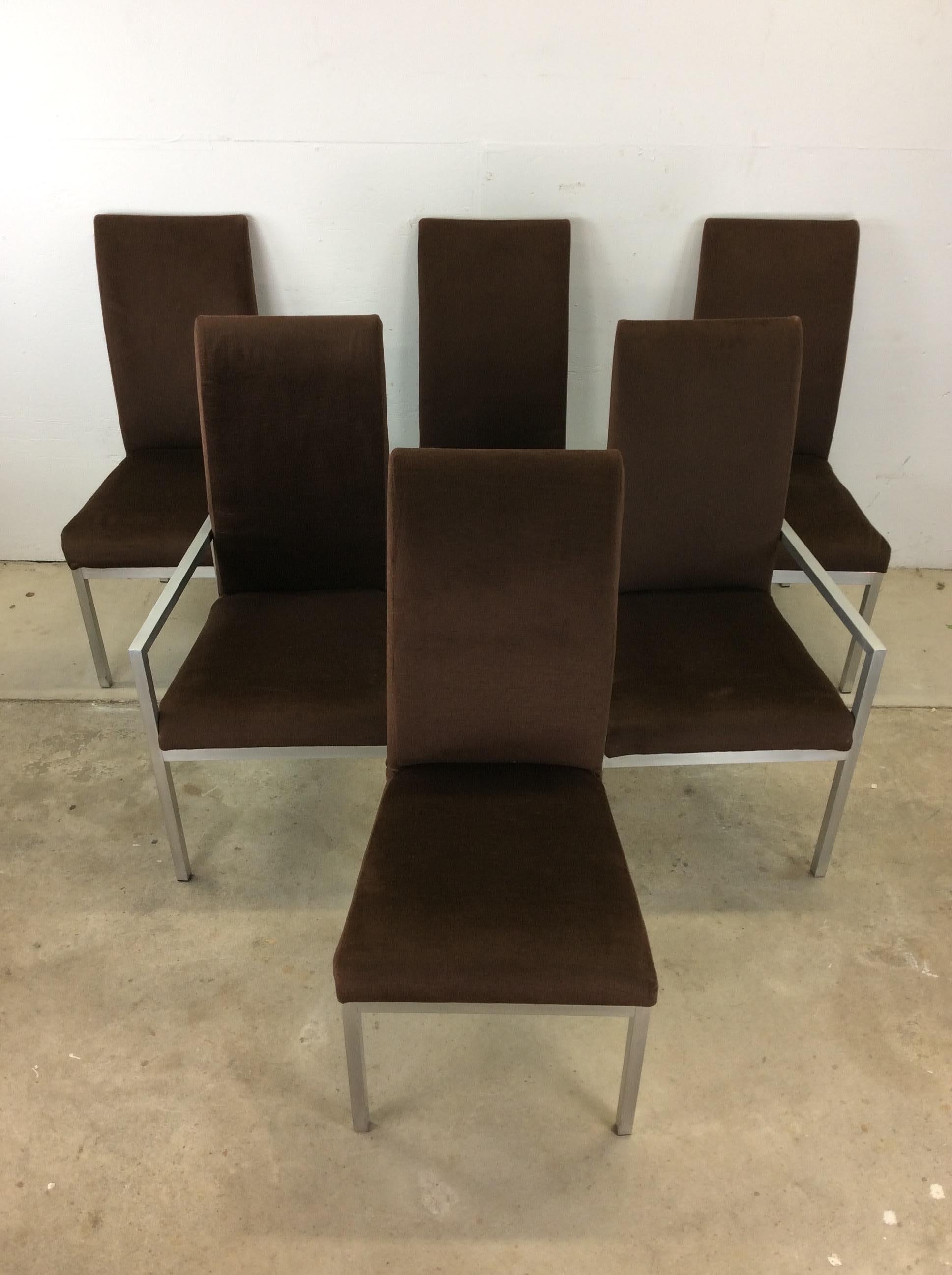 Questo set di 6 sedie da pranzo postmoderne attribuite a Milo Baughman per Founders presentano gambe e struttura in alluminio spazzolato, schienali alti e imbottitura marrone vintage.

Dimensioni: 20w 22d 41,5h 18,5sh 24,5ah 

Note sulle condizioni: