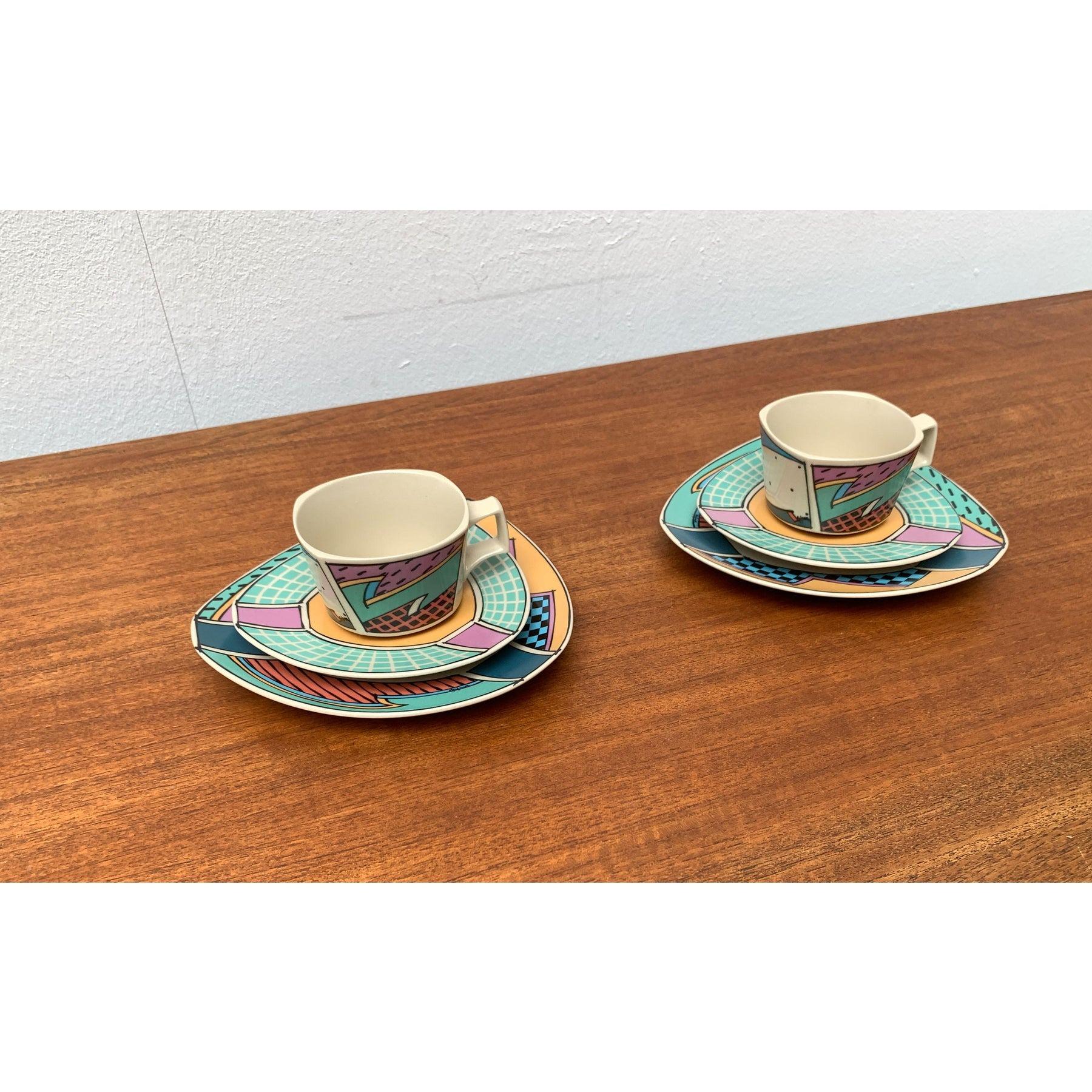 Servicio de café postmoderno de la serie Flash One Platos, tazas y platillos de Dorothy Hafner para Rosenthal, años 80, juego de 6, en muy buen estado. Diseñado de 1980 a 1989 Esta pieza tiene una marca de atribución.

Más información:
Materiales: