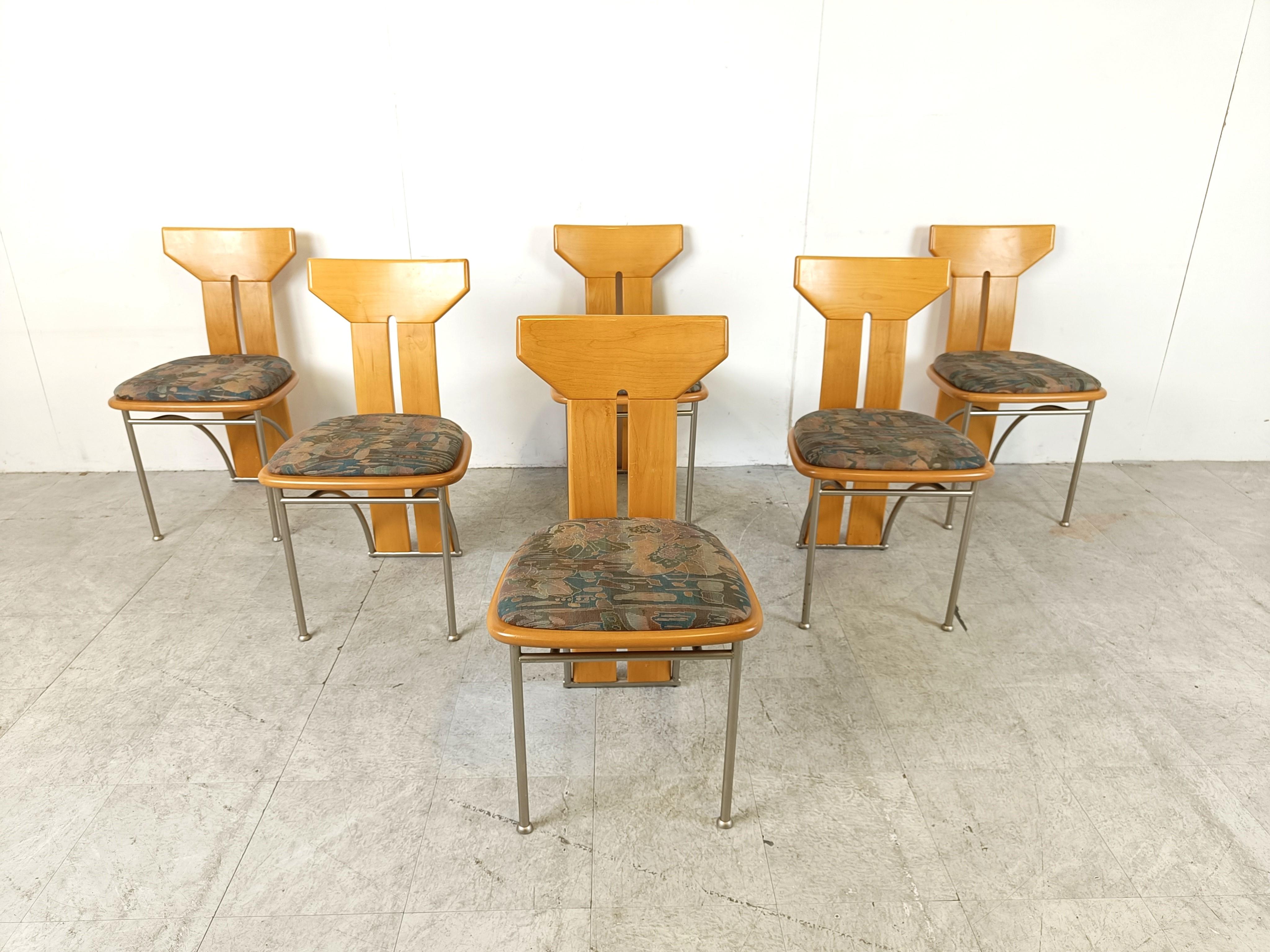 Set of 6 italian dining chairs with a clear oak wooden frame, original floral fabric upholstery and bent metal front legs.

Beautifully designed backrest.

1980s-  Italy

Very good condition

We can have these chairs reupholstered in other fabrics,