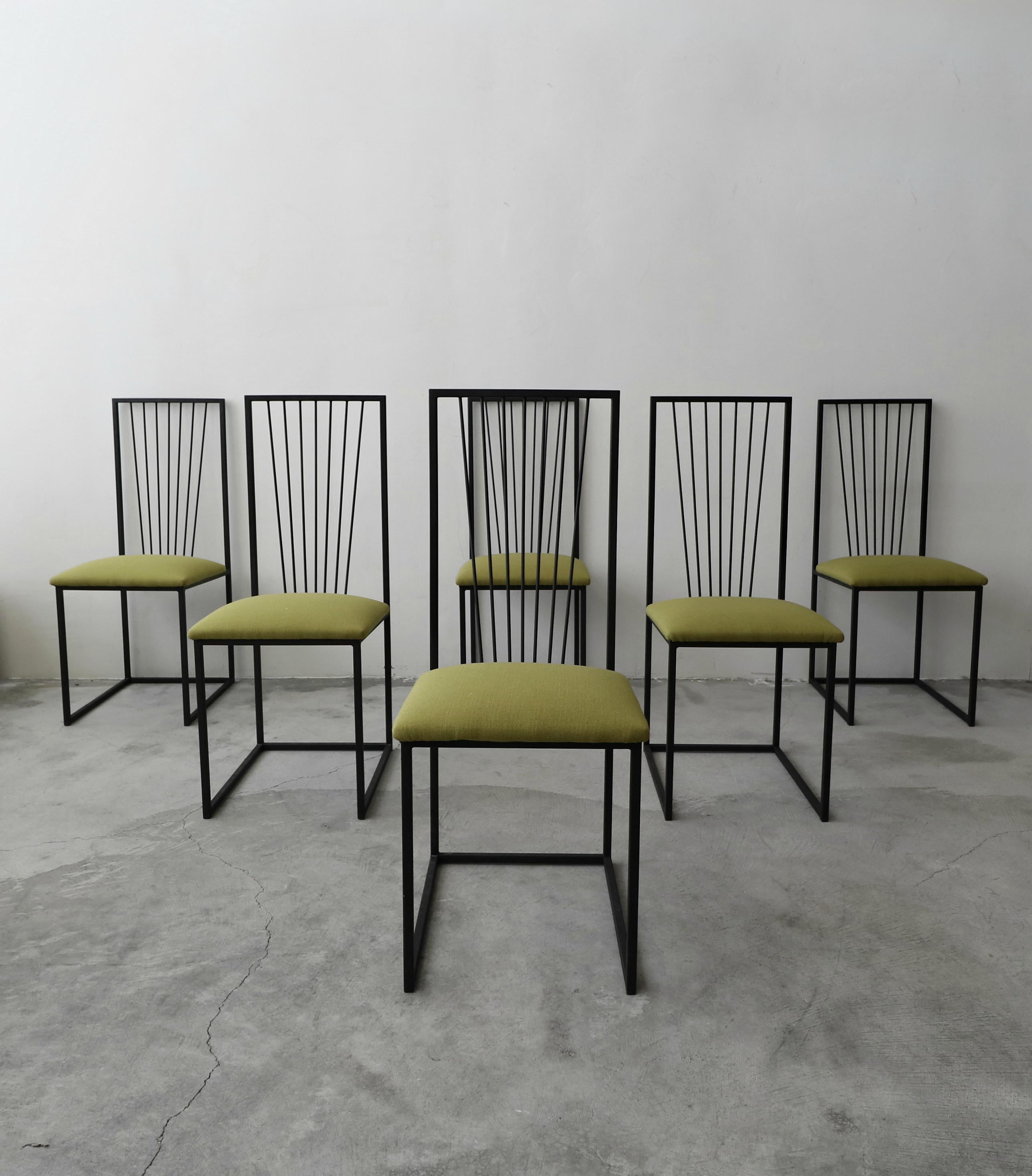 Great set of 6 Postmodern dining chairs. Constructed of metal frames, coated matte black. These beauties are the epitome of Minimalist style with the best lines. They would mesh well in many decors. 

The seats have been reupholstered and the
