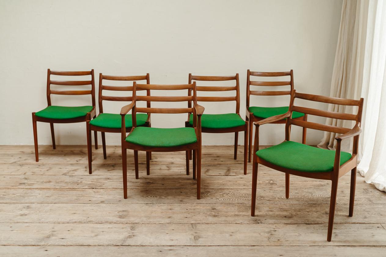 Eine sehr bequeme Garnitur von Esszimmerstühlen, 4 Stühle und 2 Sessel,
Abmessungen der Stühle H 79/45 x B 54 x T 50 cm,  Abmessungen des
2 Sessel H 79/45 x B 63 x T 56 cm. 