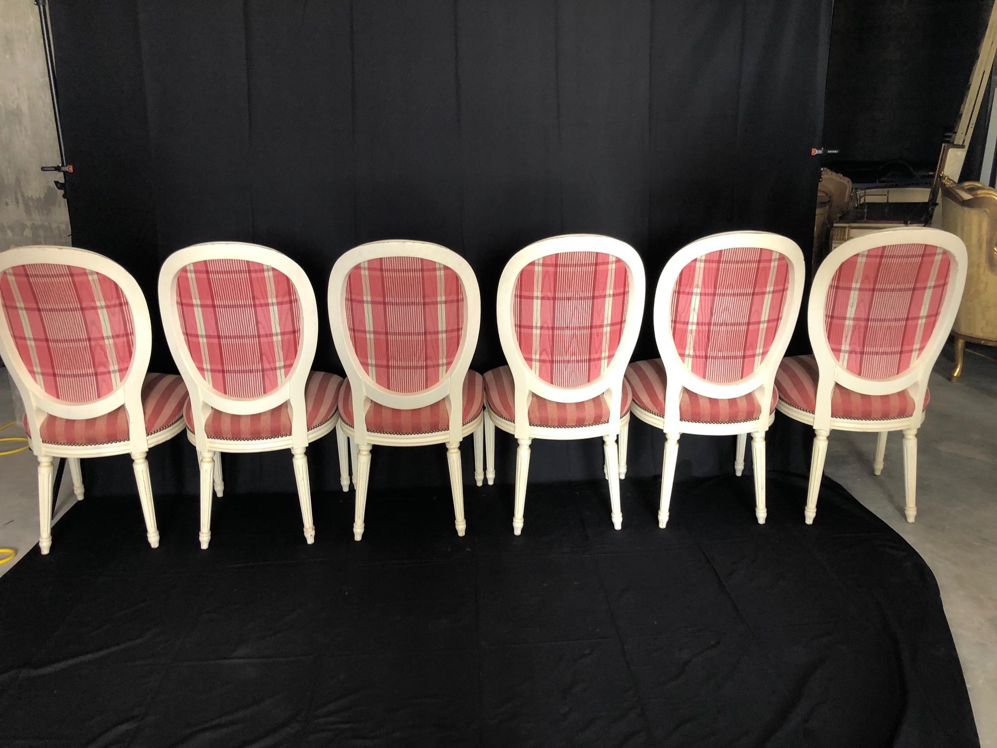 Set of 6 Pretty Ivory Painted Louis XVI Style Cameo Back Dining Chairs In Good Condition In Hopewell, NJ