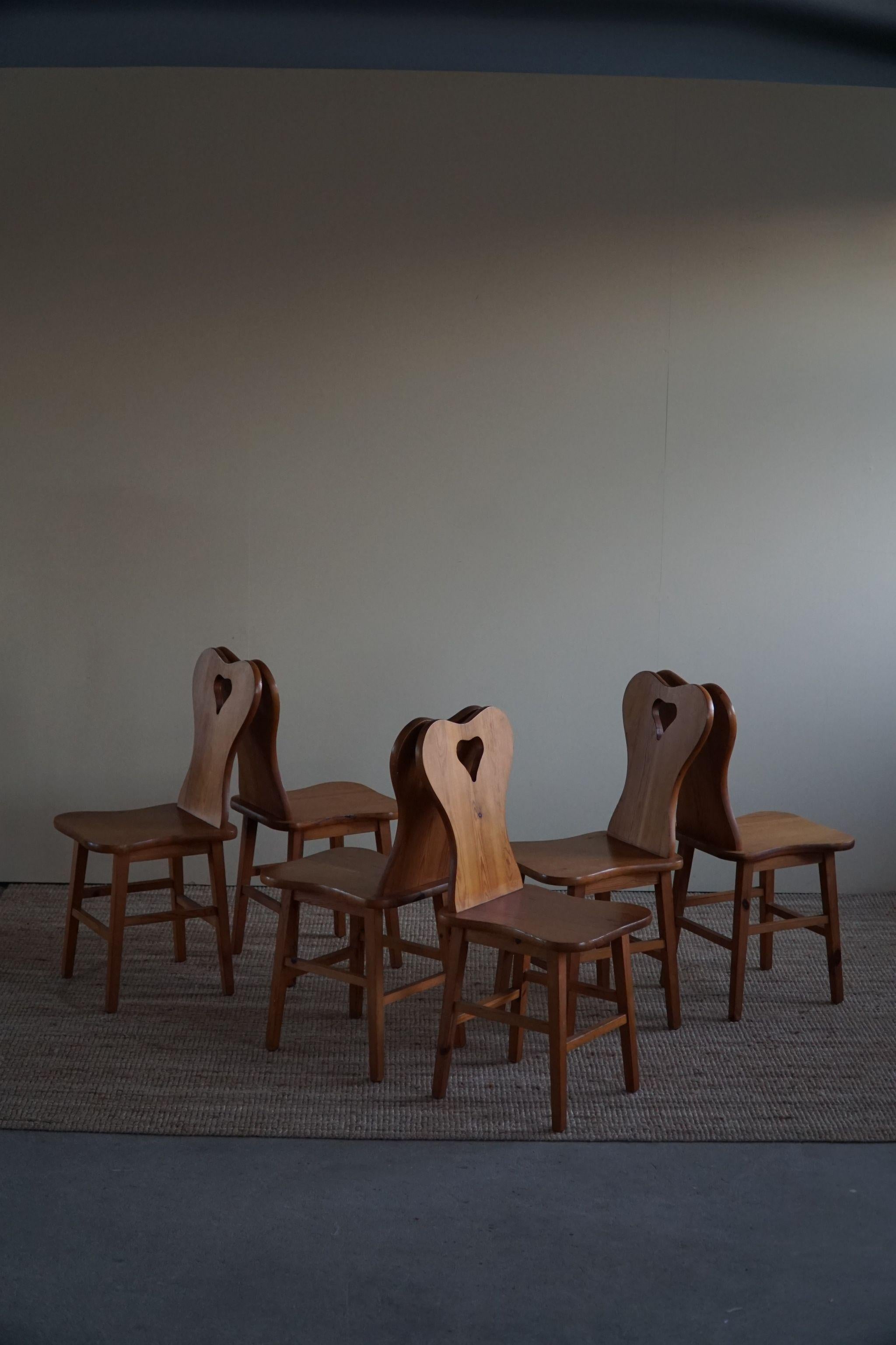 Set of 6 solid pine dining chairs, made by unknown Danish Cabinetmaker in 1950s.

A decorative set in a good vintage condition. Perfect for the modern interior. A warm colour and patina that pair well with the minimalist scandinavian lifestyle.