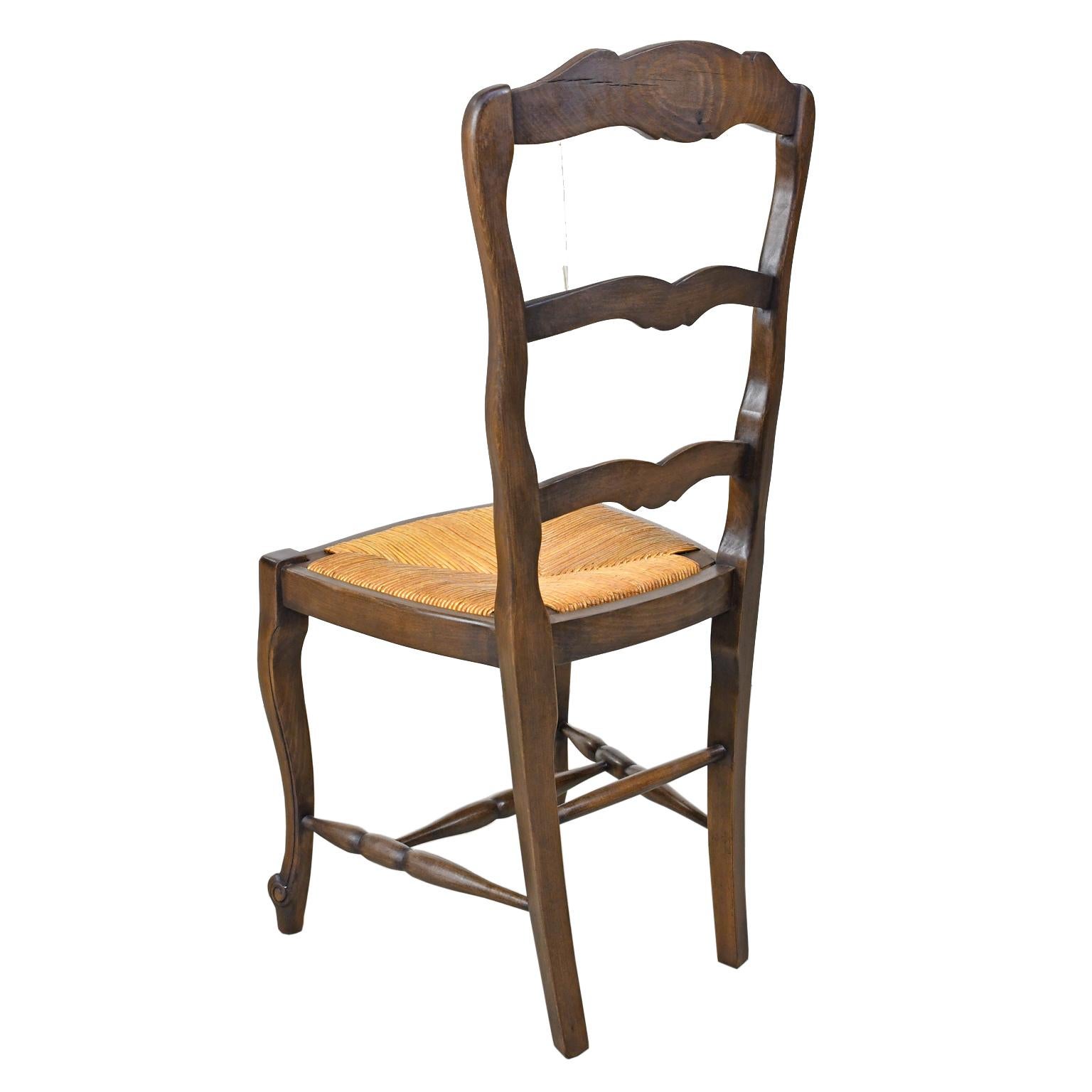 Set of 6 Provincial French Ladder Back Chairs, in Walnut Finish, circa 1900-1920 In Good Condition In Miami, FL