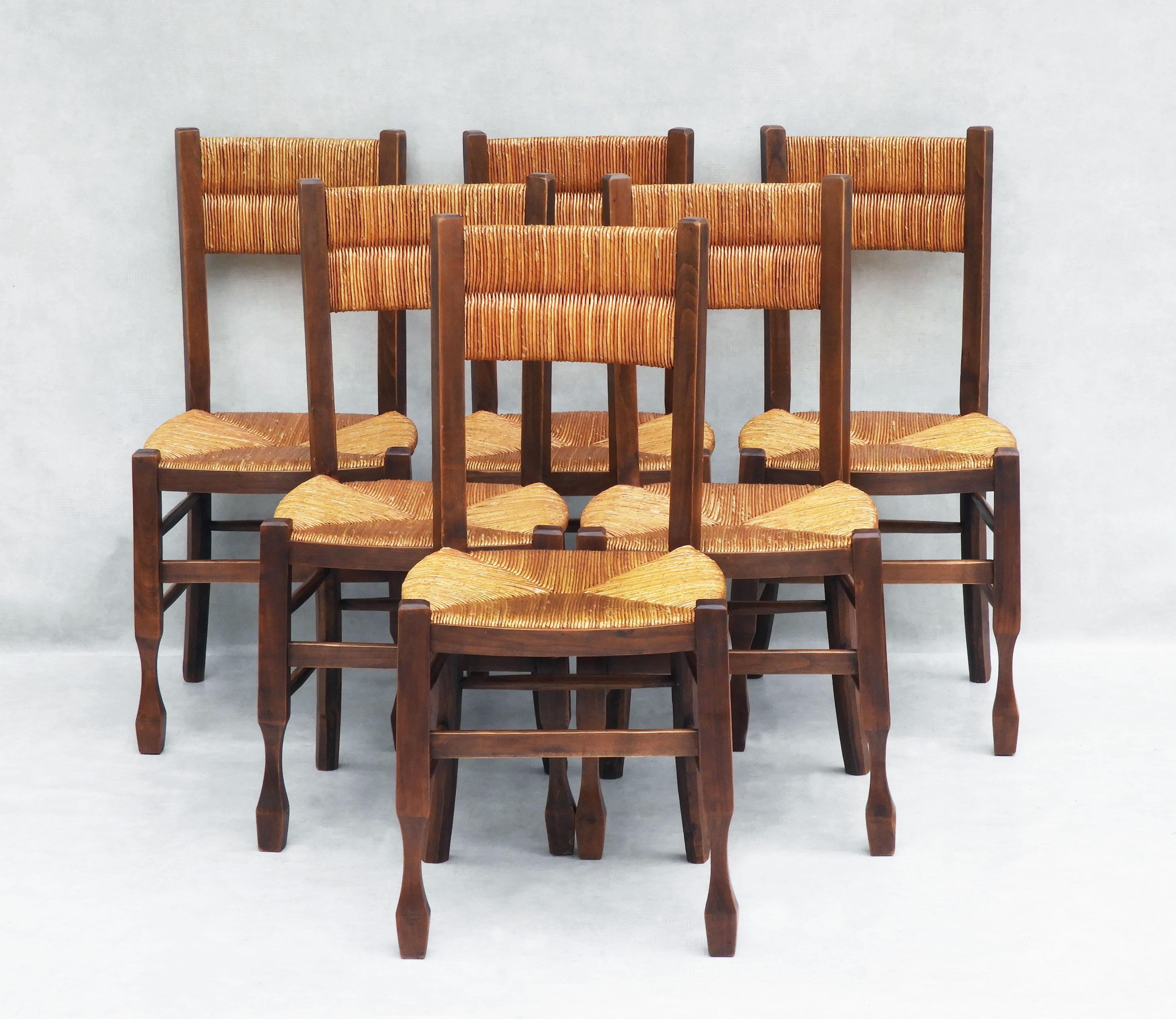 Encantador juego de seis sillas francesas con respaldo y asiento de junco tejido C1950.          
La quintaesencia de la sillería provinciana francesa, con asientos de junco tejidos a mano y, lo que es más inusual, respaldos sobre torneados