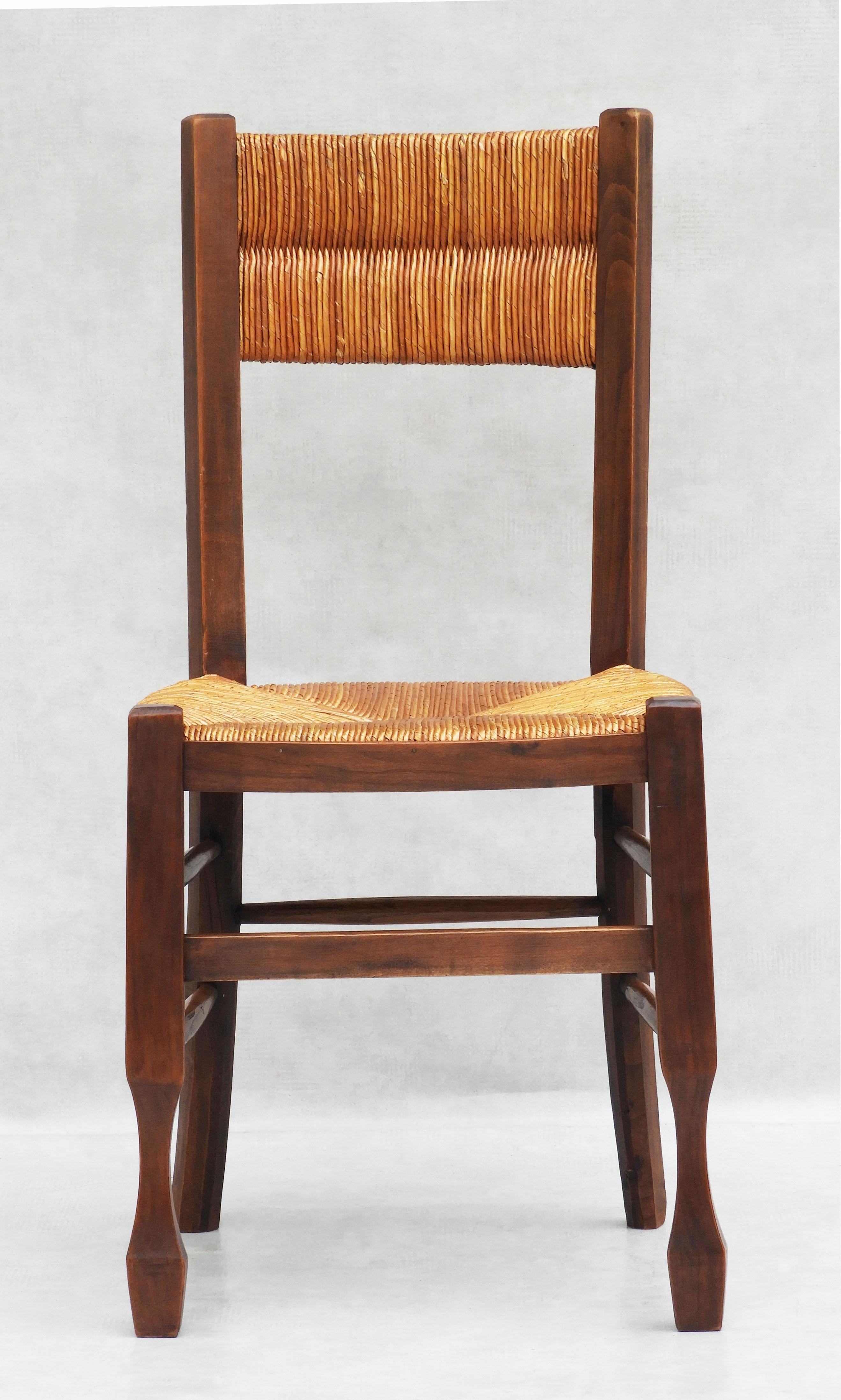 Conjunto de 6 sillas provinciales francesas de junco tejido C1950s Francés en venta