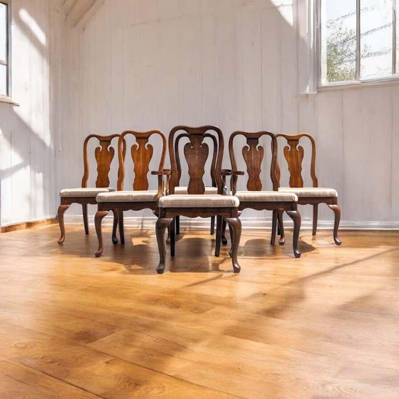 Set of 6 Queen Anne Style Dining Room Chairs, Thomasville, Kitchen, Two Armchairs, 4 Side Chairs, Vintage, Provincial, Solid Wood.

Measurments:

Arm-less:: 40