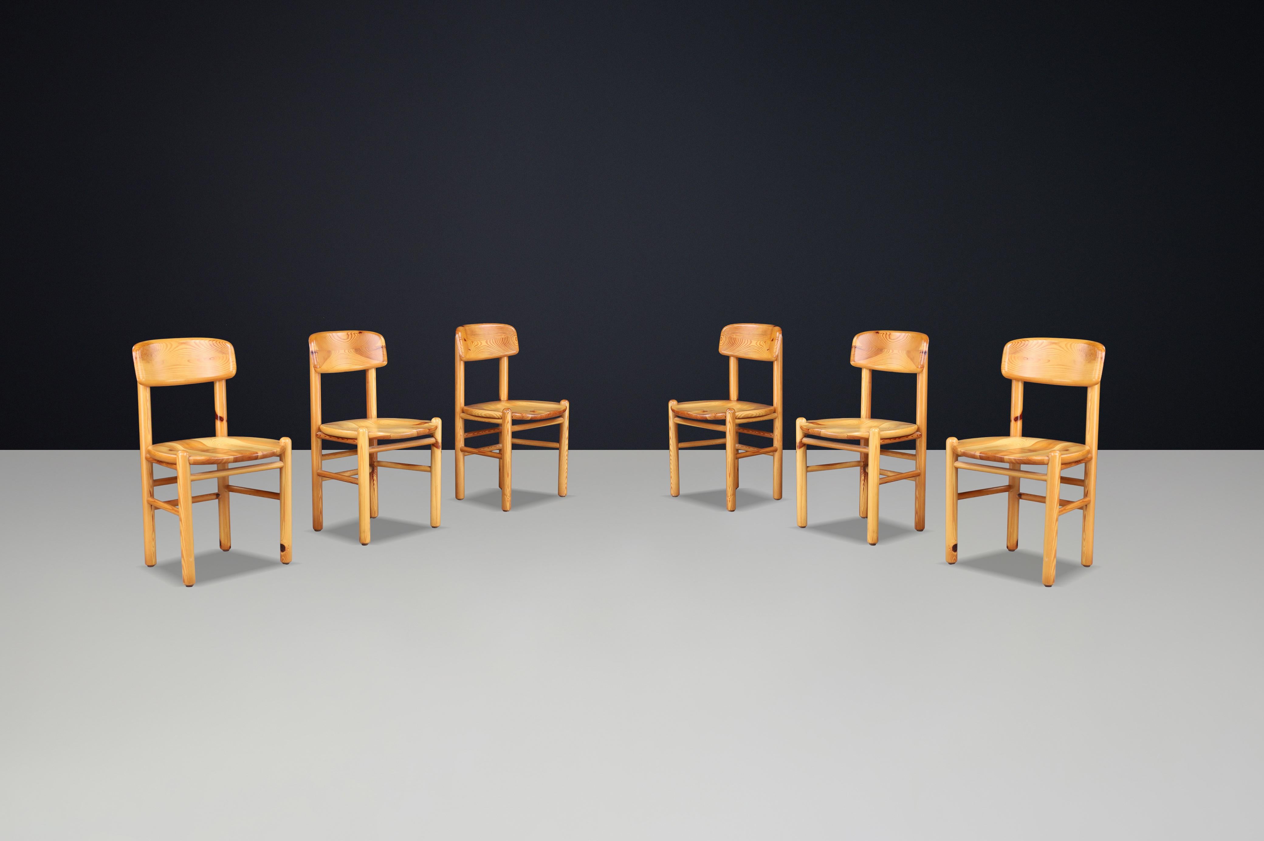 Set of 6 Rainer Daumiller Dining Chairs in Pine for Hirtshals Sawmill, Denmark, 1970s

A striking set of six dining chairs designed by Rainer Daumiller and produced by Hirtshals Sawmill in Denmark during the 1970s. Crafted entirely from solid pine,