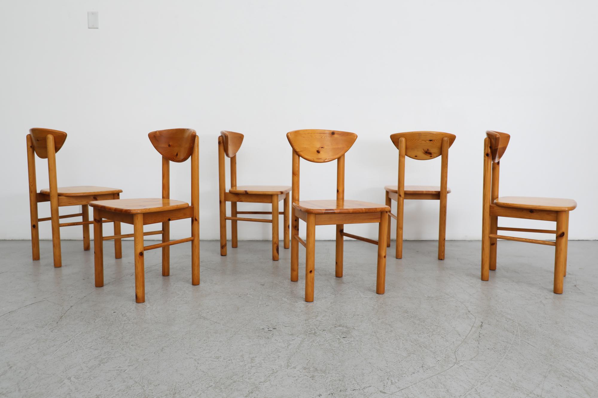 6 Stühle im Stil der Jahrhundertmitte von Rainer Daumiller aus Kiefernholz mit angenehm geschwungenen Rückenlehnen. Das Set ist leicht nachgearbeitet in  hochwertiges Kiefernholz mit einer schönen Maserung. Einige sichtbare Abnutzungserscheinungen