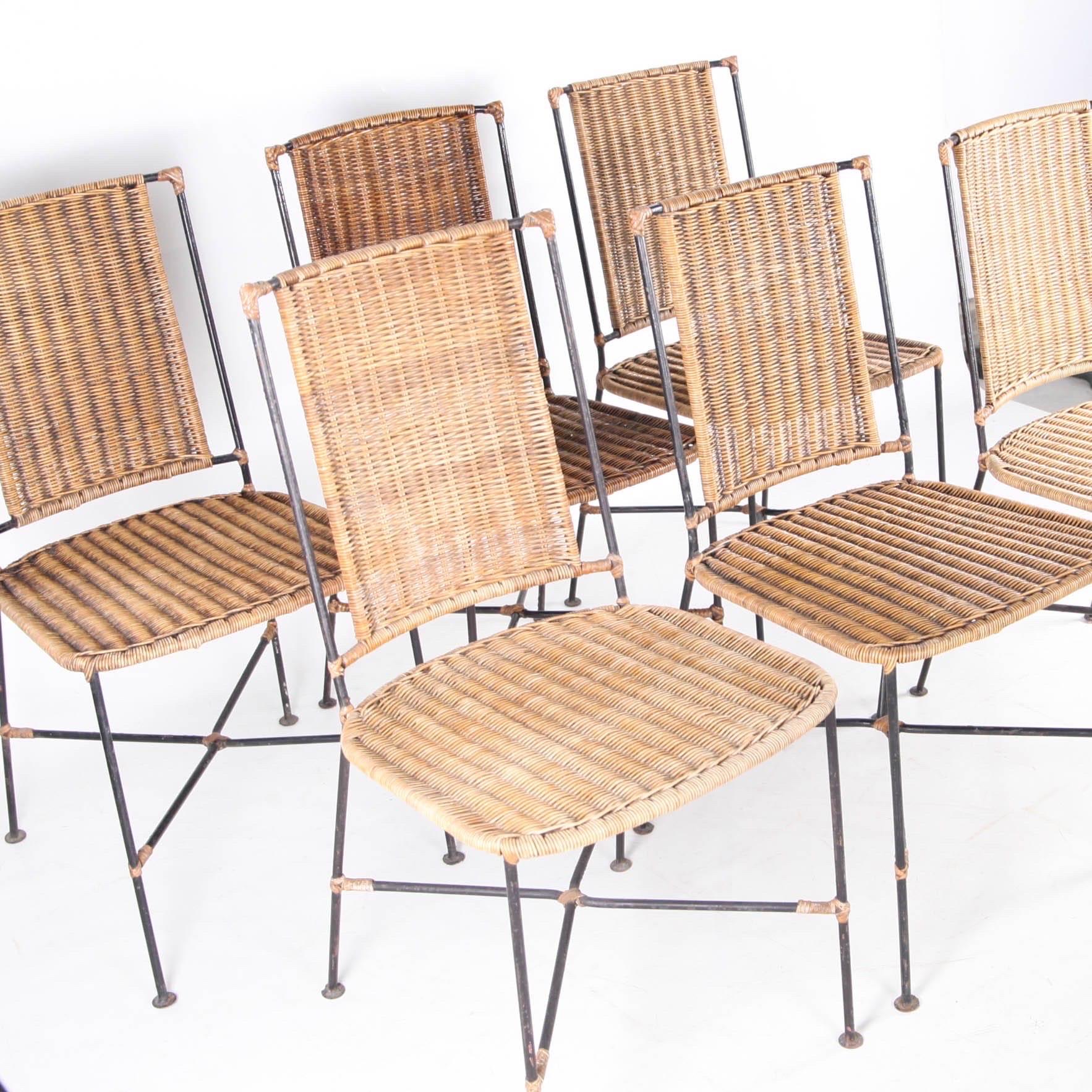 Très élégant ensemble de 6 chaises en osier tressé à la main et en fer des années soixante-dix.
Probablement françaises, elles sont confortables et en bon état. 
