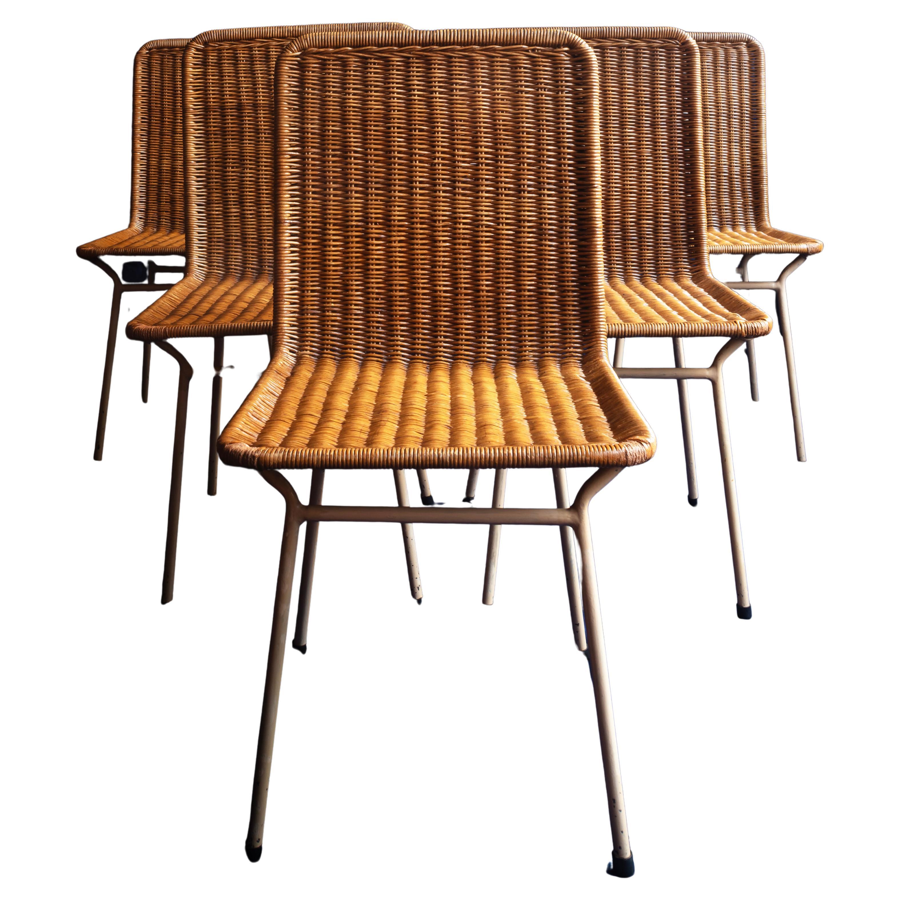 Ein seltener Satz von sechs Stühlen aus Rattan und emailliertem Eisen.
Carlo Hauner für Forma Moveis, brasilianisch, 1955.
Es ist ungewöhnlich, ein gutes Set dieser Stühle von einem Meister des italienischen/brasilianischen Designs zu finden. Dieses