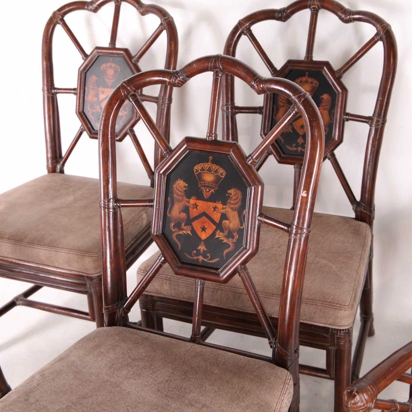 Ensemble de 2 fauteuils en rotin et 4 chaises avec liens en cuir. 
Assise en simili-cuir et dossier en peinture. 
Bon état, rare !