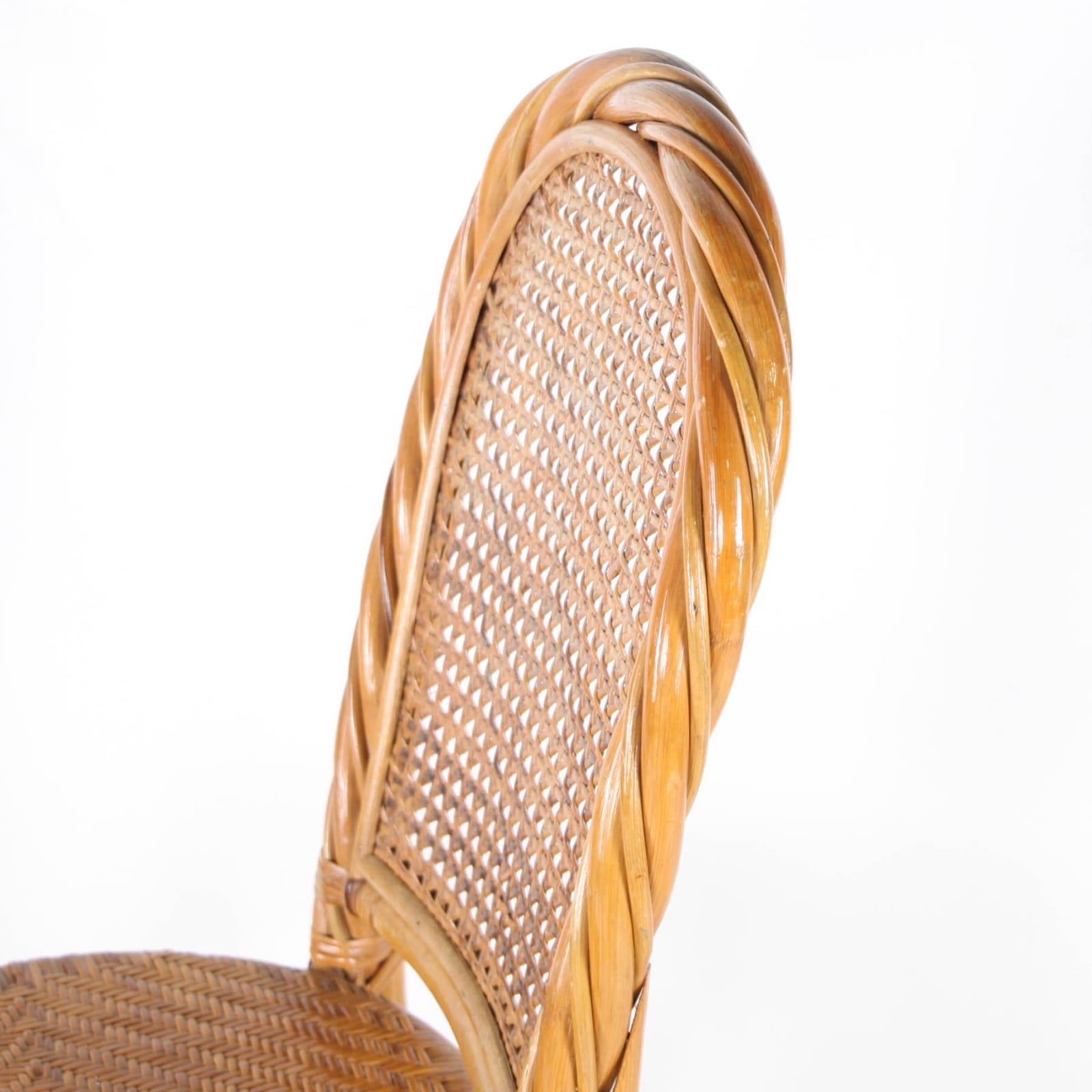 Eccezionale set di 4 sedie e 2 poltrone in rattan degli anni Settanta. Incredibile lavoro di rattan intrecciato a mano. Rare sedie in ottime condizioni.