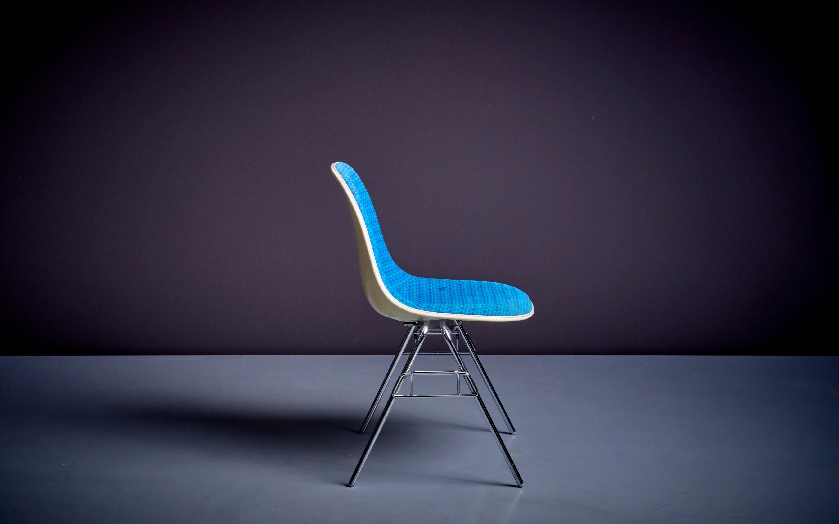 Ensemble de 6 chaises d'appoint Ray & Charles Eames en fibre de verre, état original, USA - années 1970. Tapissé d'un tissu en mosaïque de diamants de Alexander Girard. Bon état de conservation. 

Ray et Charles Eames ont apporté d'importantes